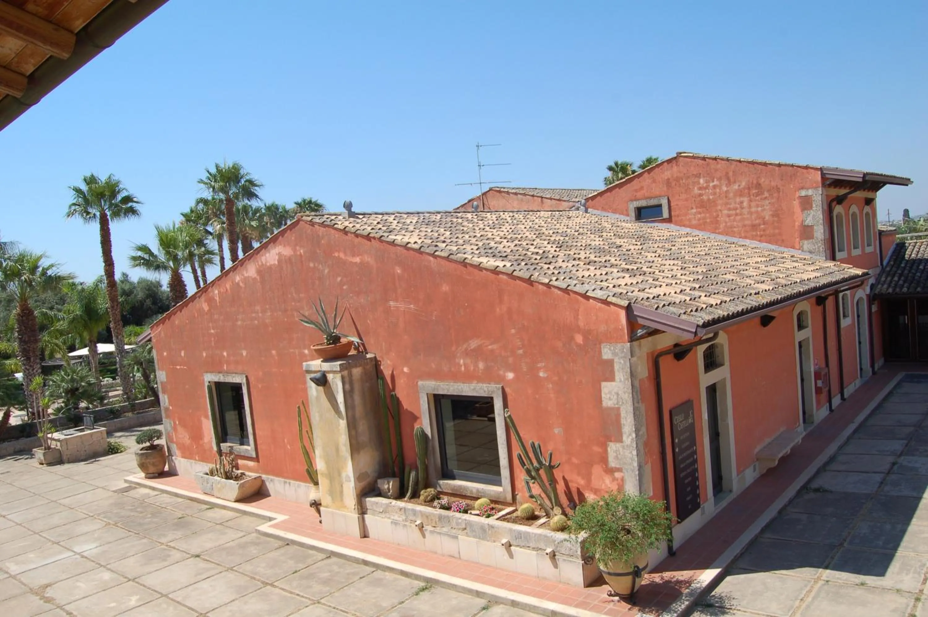 Facade/entrance in Nuovo Castello Crisilio