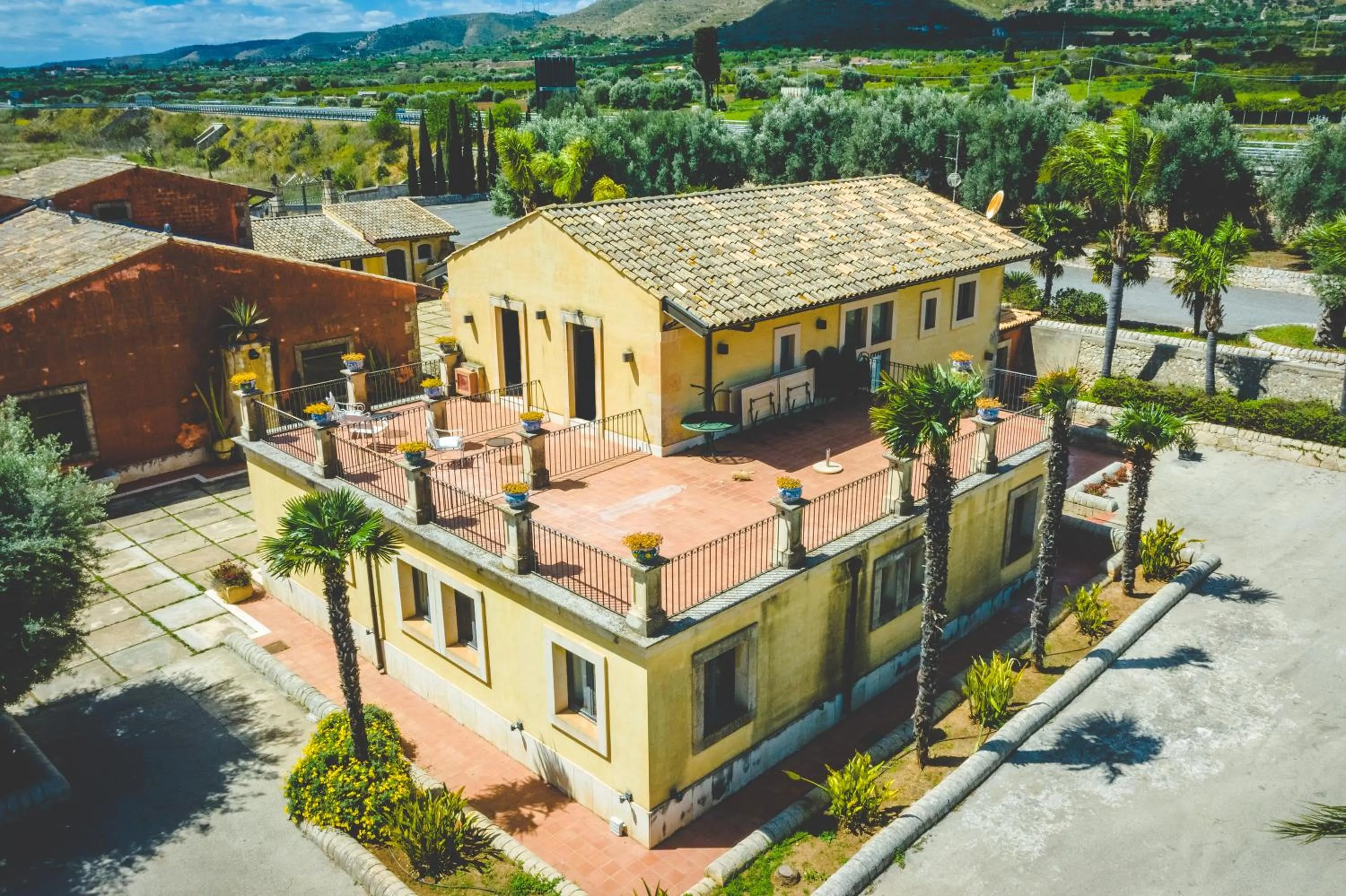 Property building in Nuovo Castello Crisilio