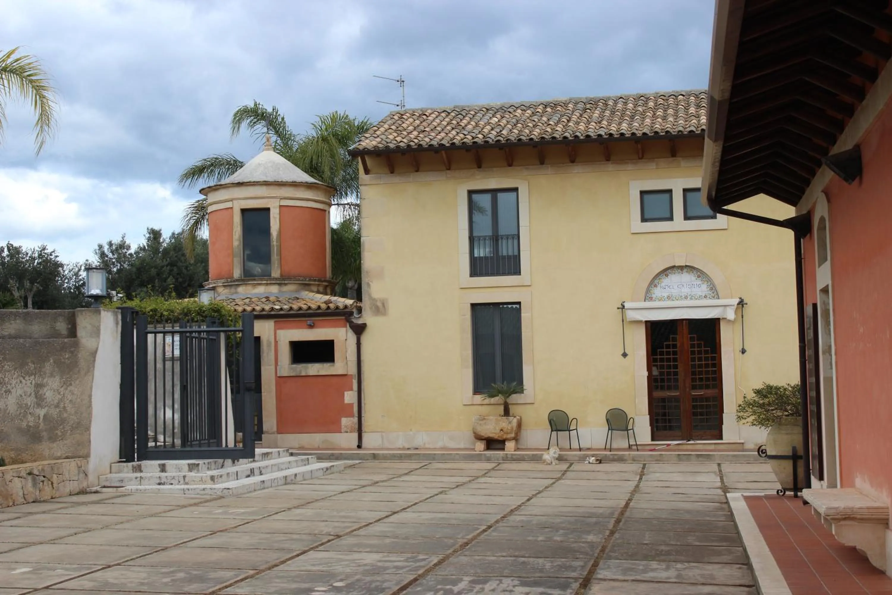 Facade/entrance in Nuovo Castello Crisilio