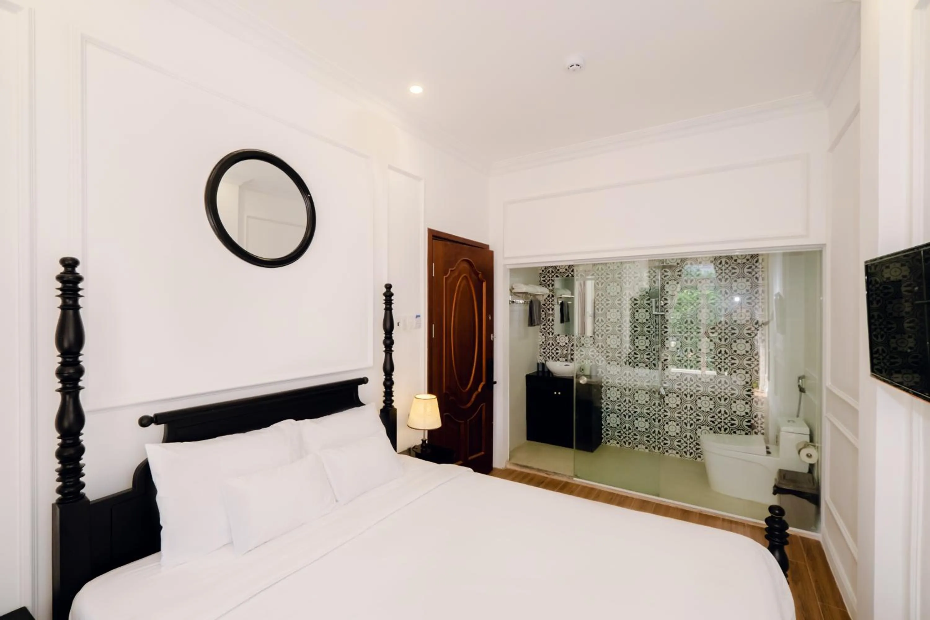 Shower, Bed in The Fancy House