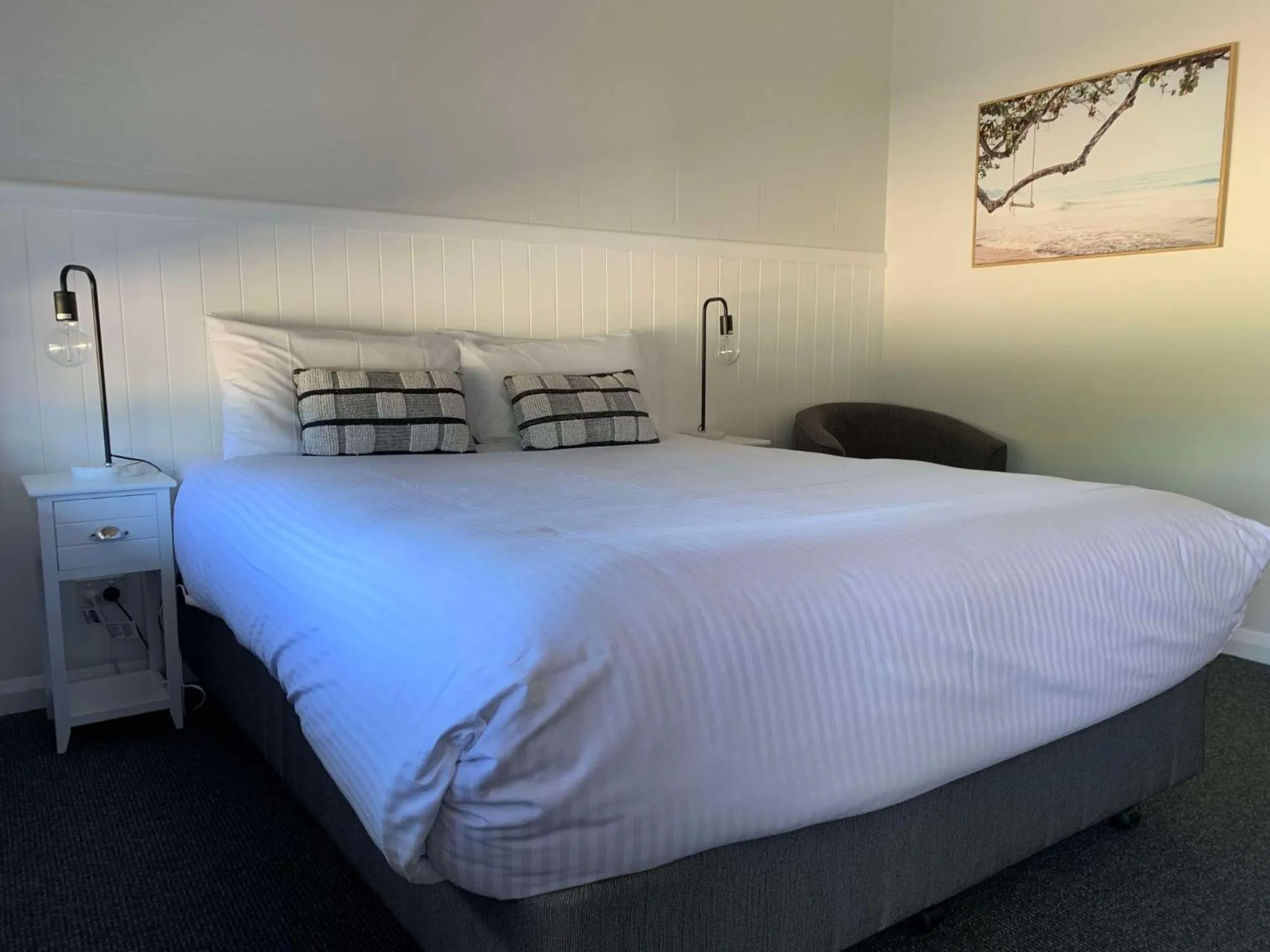 Photo of the whole room, Bed in Mudgee Vineyard Motor Inn