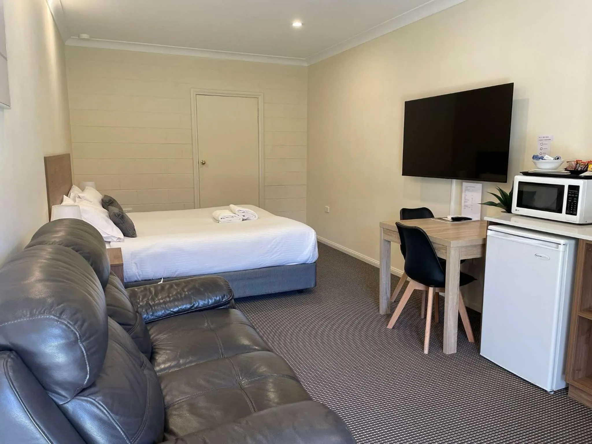 Photo of the whole room, Bed in Mudgee Vineyard Motor Inn