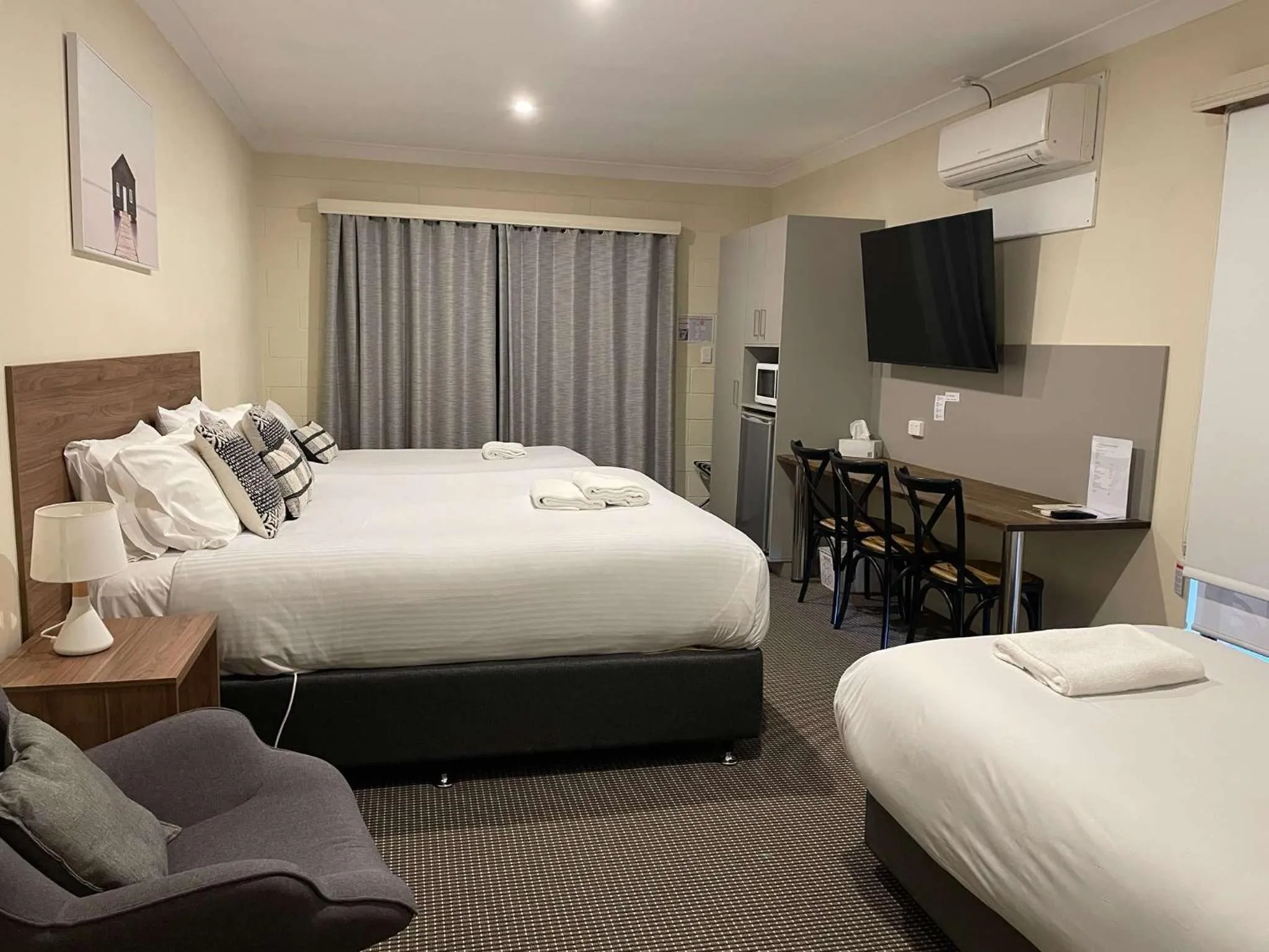 Photo of the whole room, Bed in Mudgee Vineyard Motor Inn