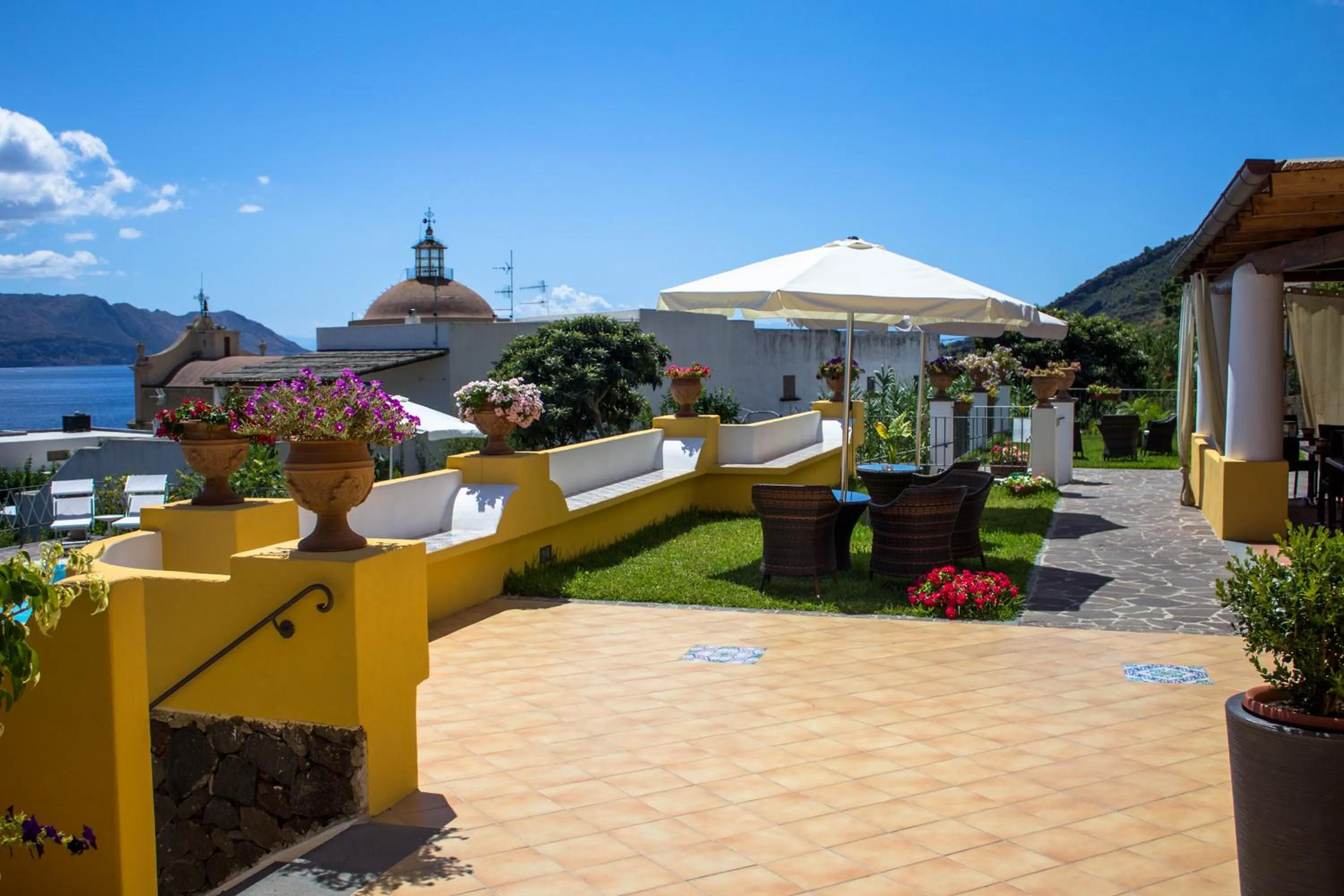 Patio in Hotel Arcangelo - Salina