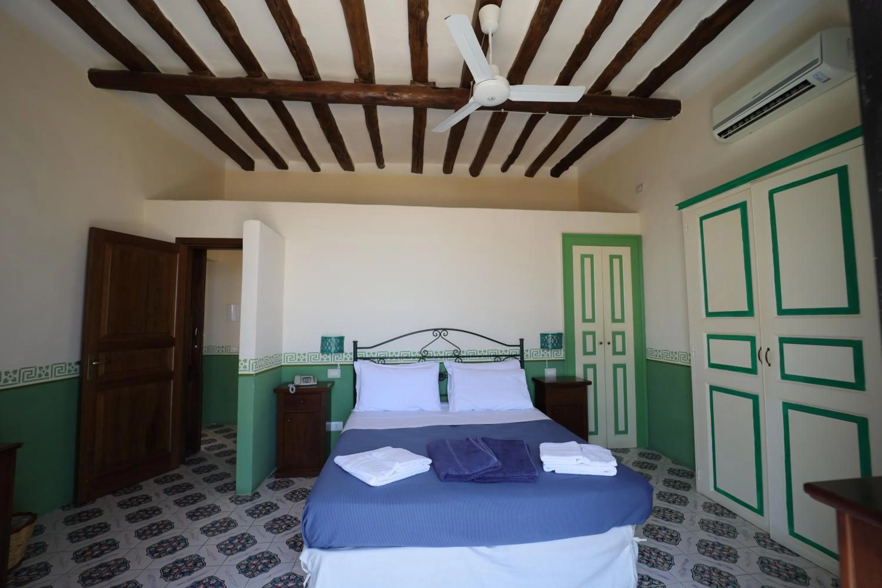 Photo of the whole room, Bed in Hotel Arcangelo - Salina