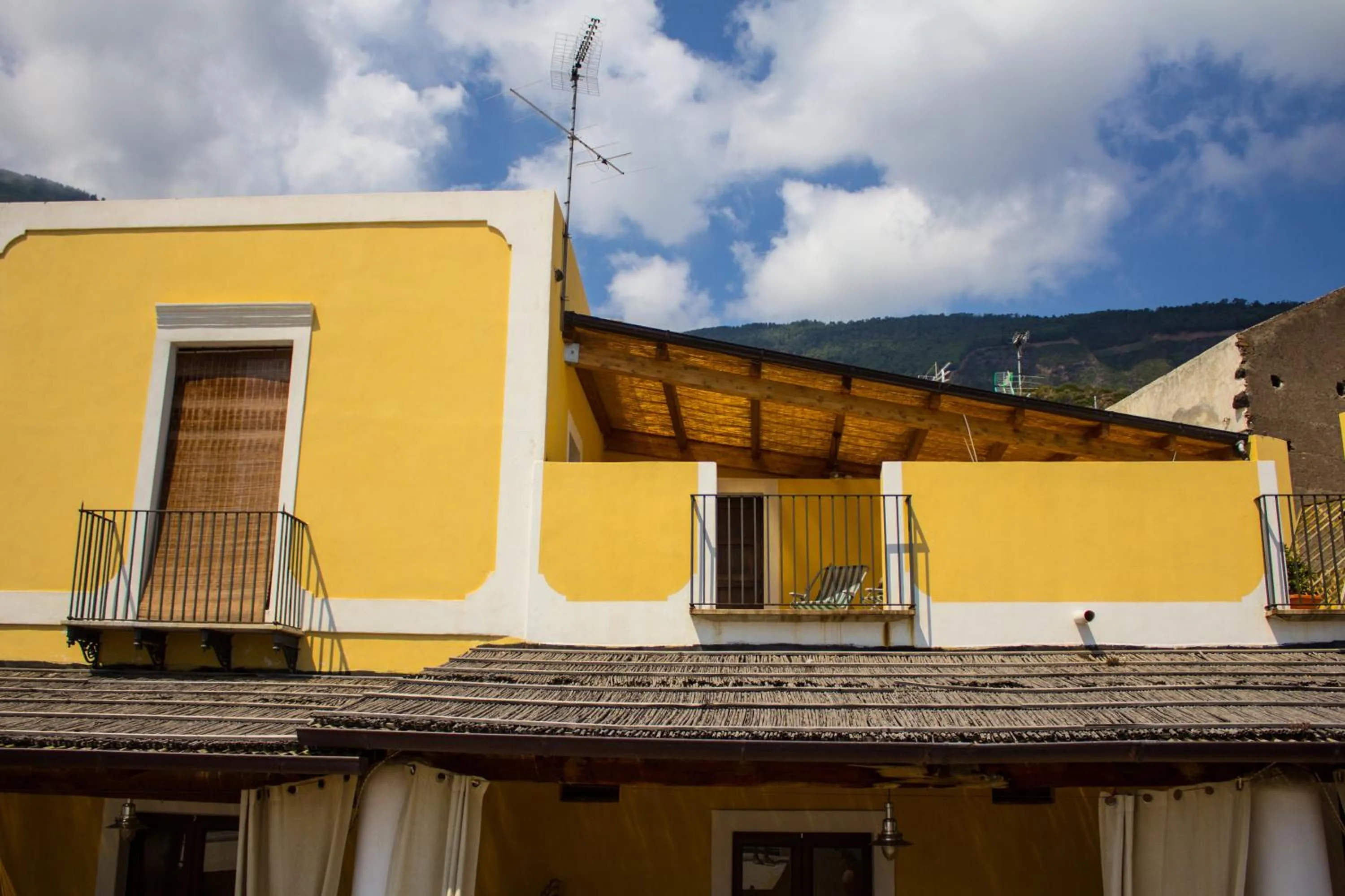 Patio in Hotel Arcangelo - Salina