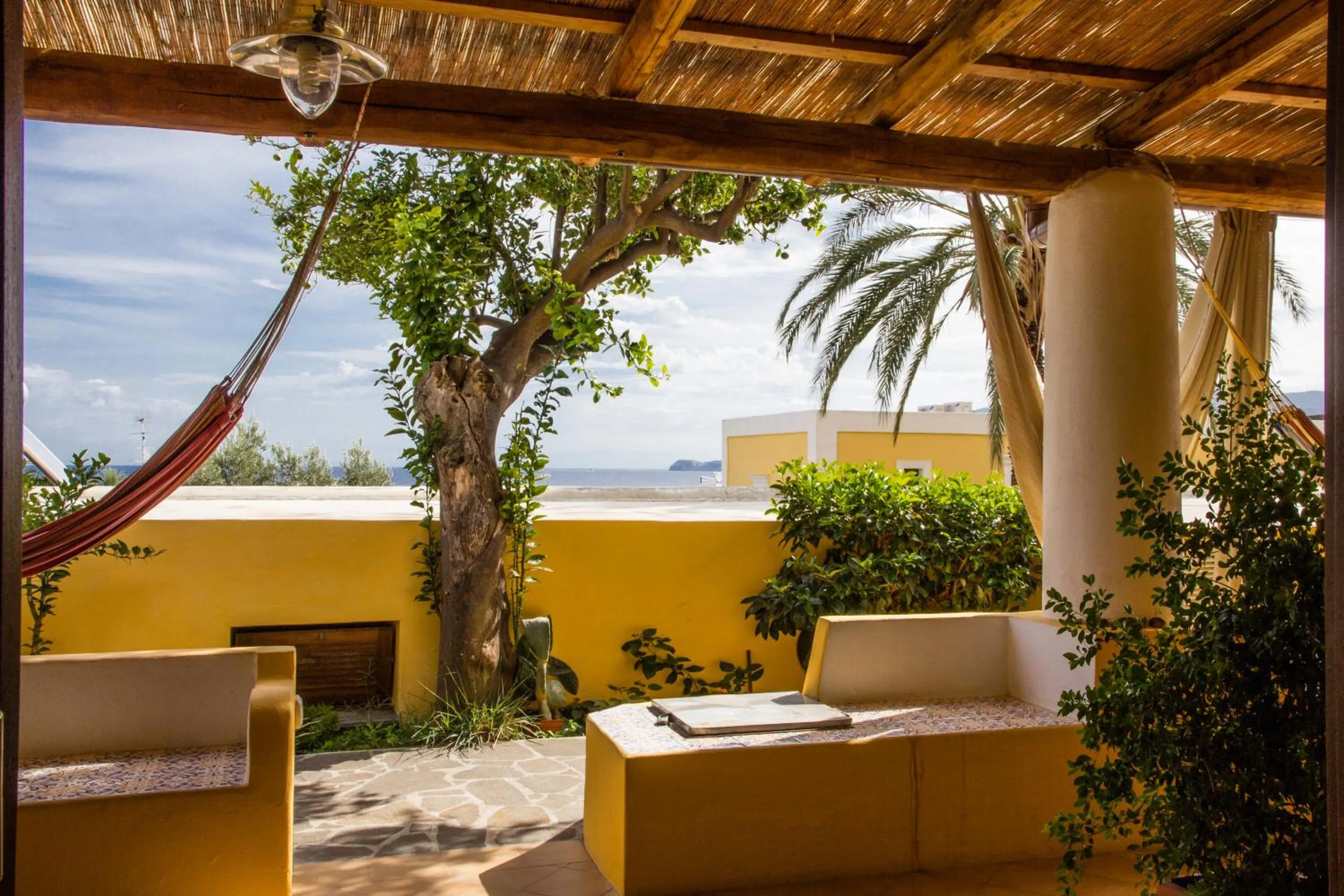 Patio in Hotel Arcangelo - Salina