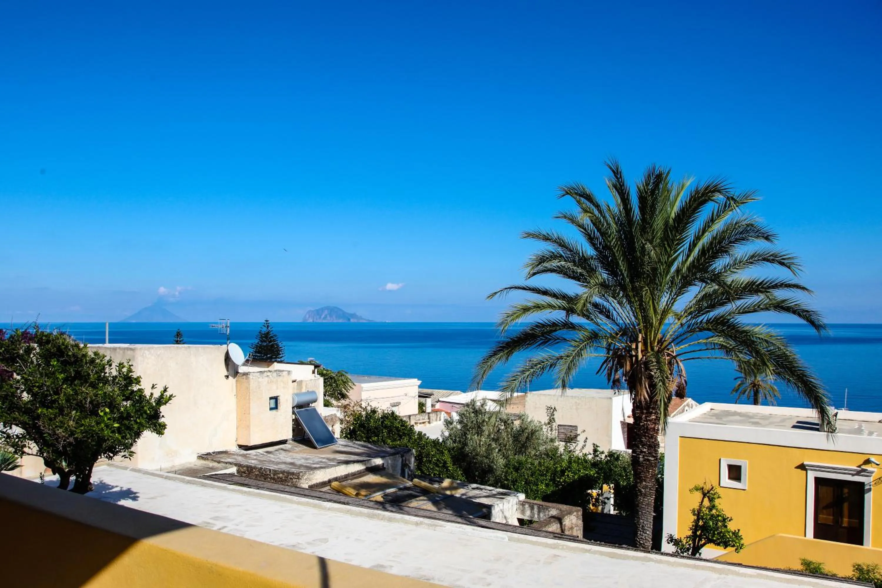 Patio in Hotel Arcangelo - Salina