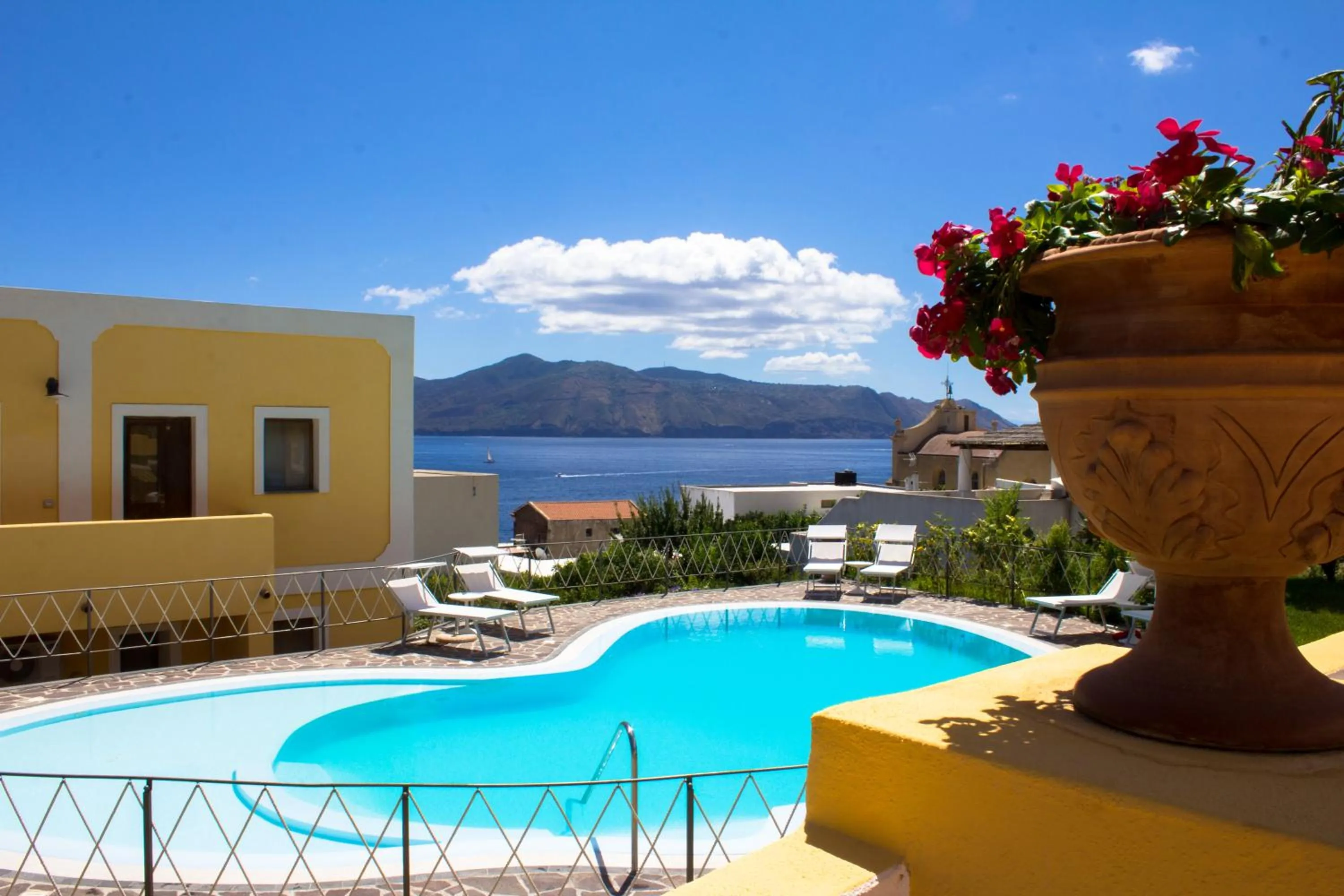 Pool view in Hotel Arcangelo - Salina