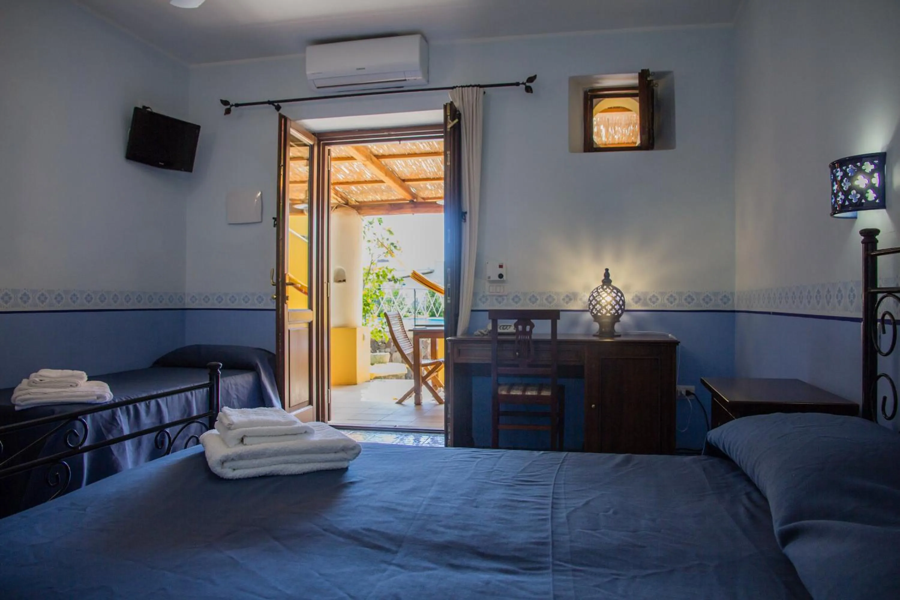 Photo of the whole room, Bed in Hotel Arcangelo - Salina