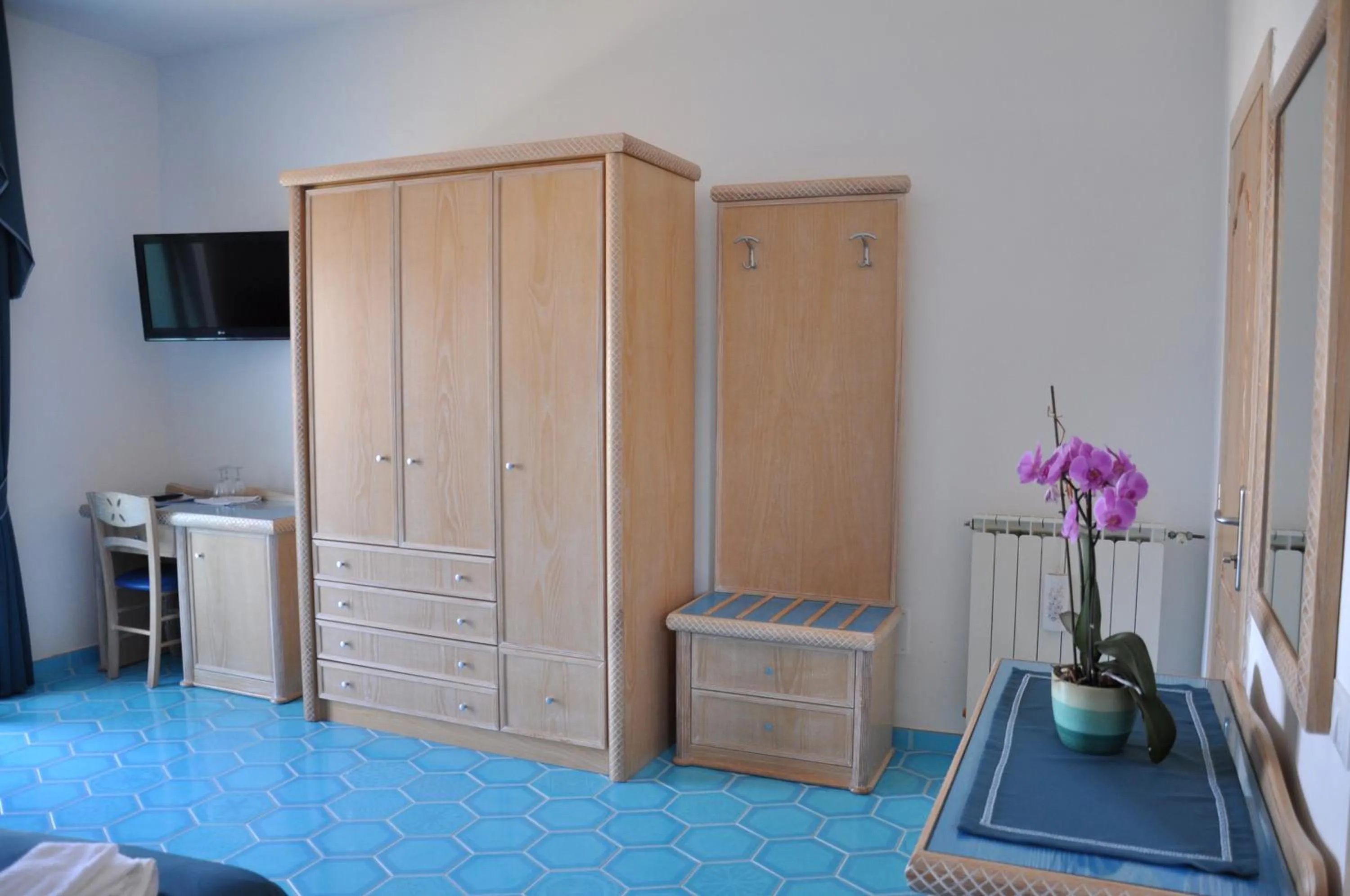 TV and multimedia in Hotel Villa Cimmentorosso