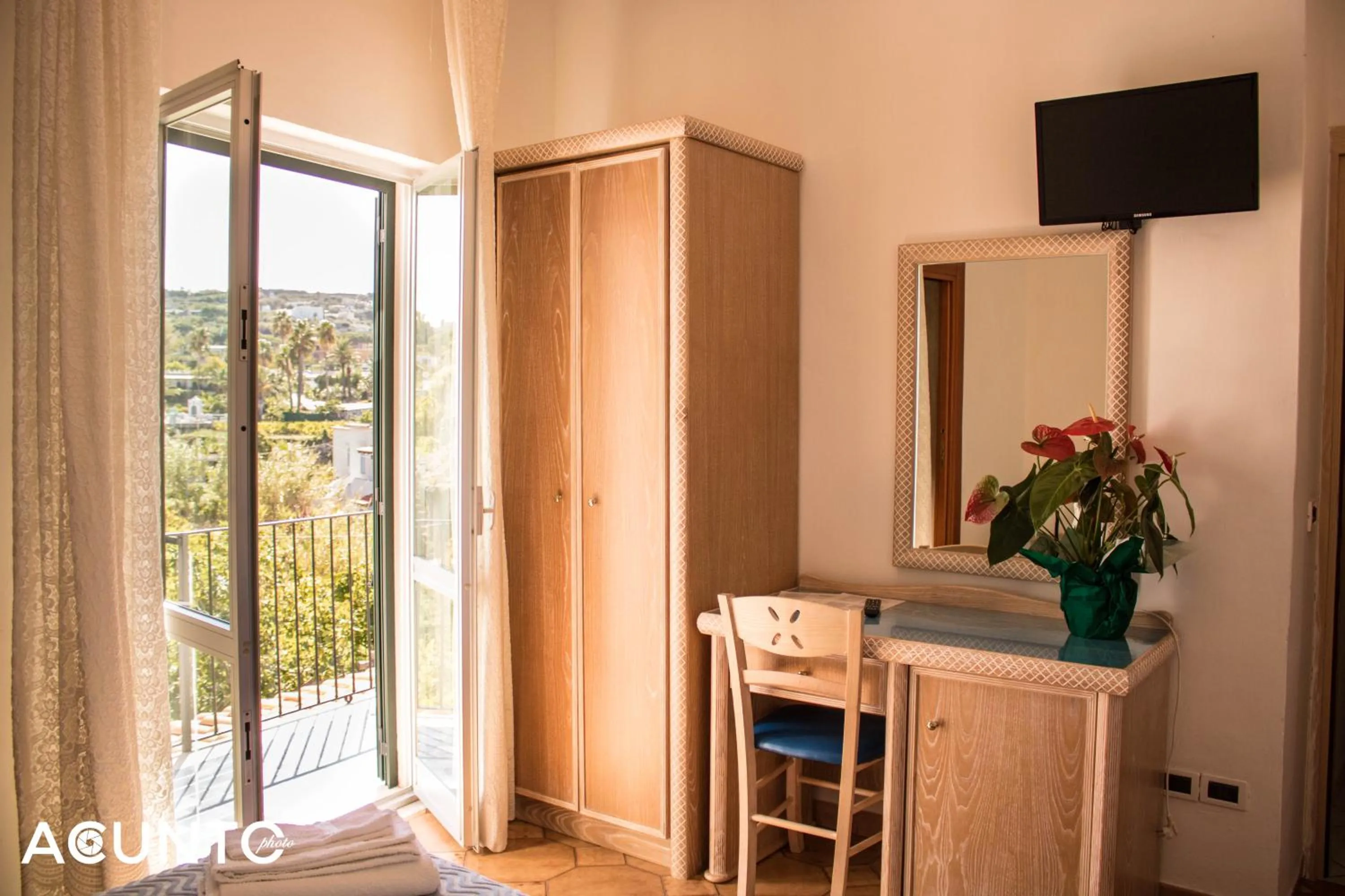 TV and multimedia in Hotel Villa Cimmentorosso