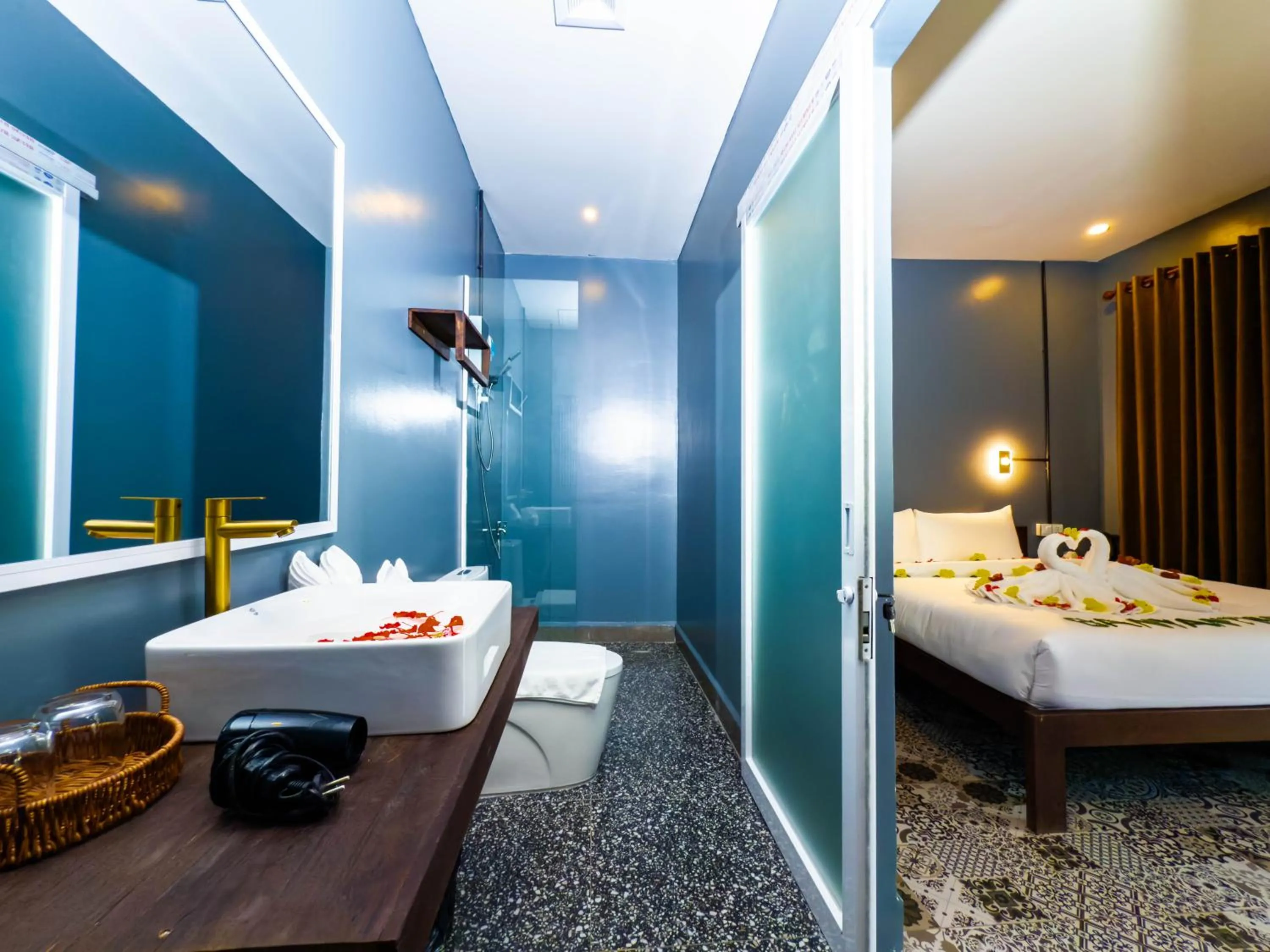 Bathroom, Bed in River Nest Hostel