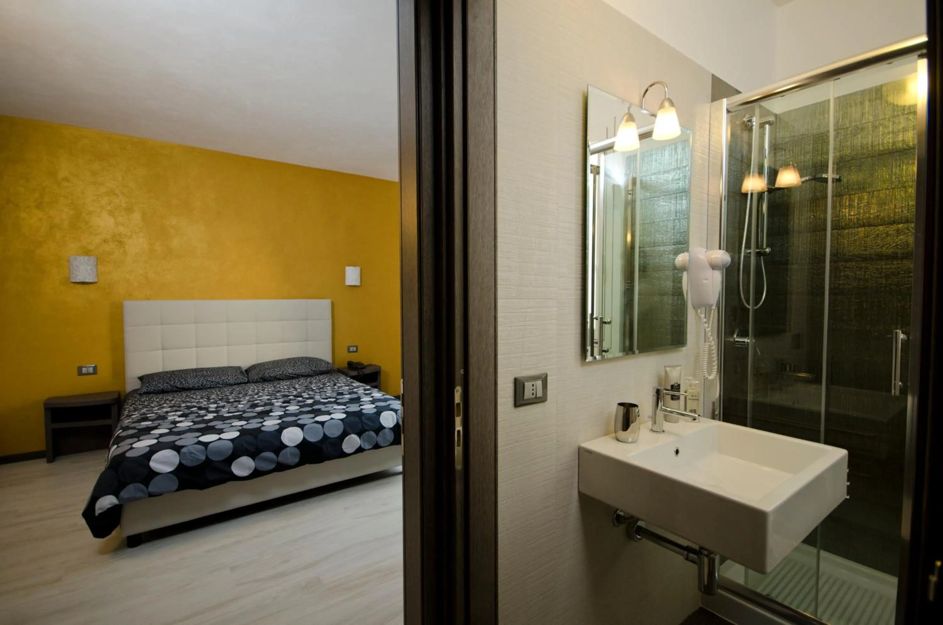 Bathroom, Bed in Hotel Rainbow Resort