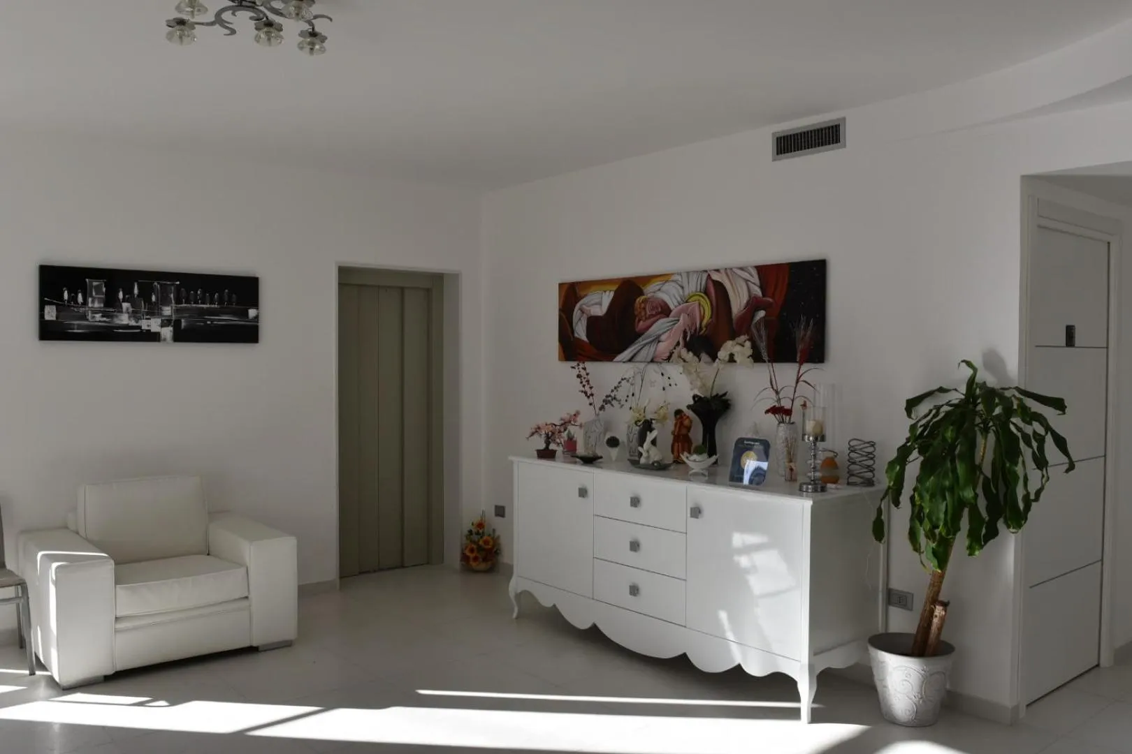 Communal lounge/ TV room in Hotel Rainbow Resort