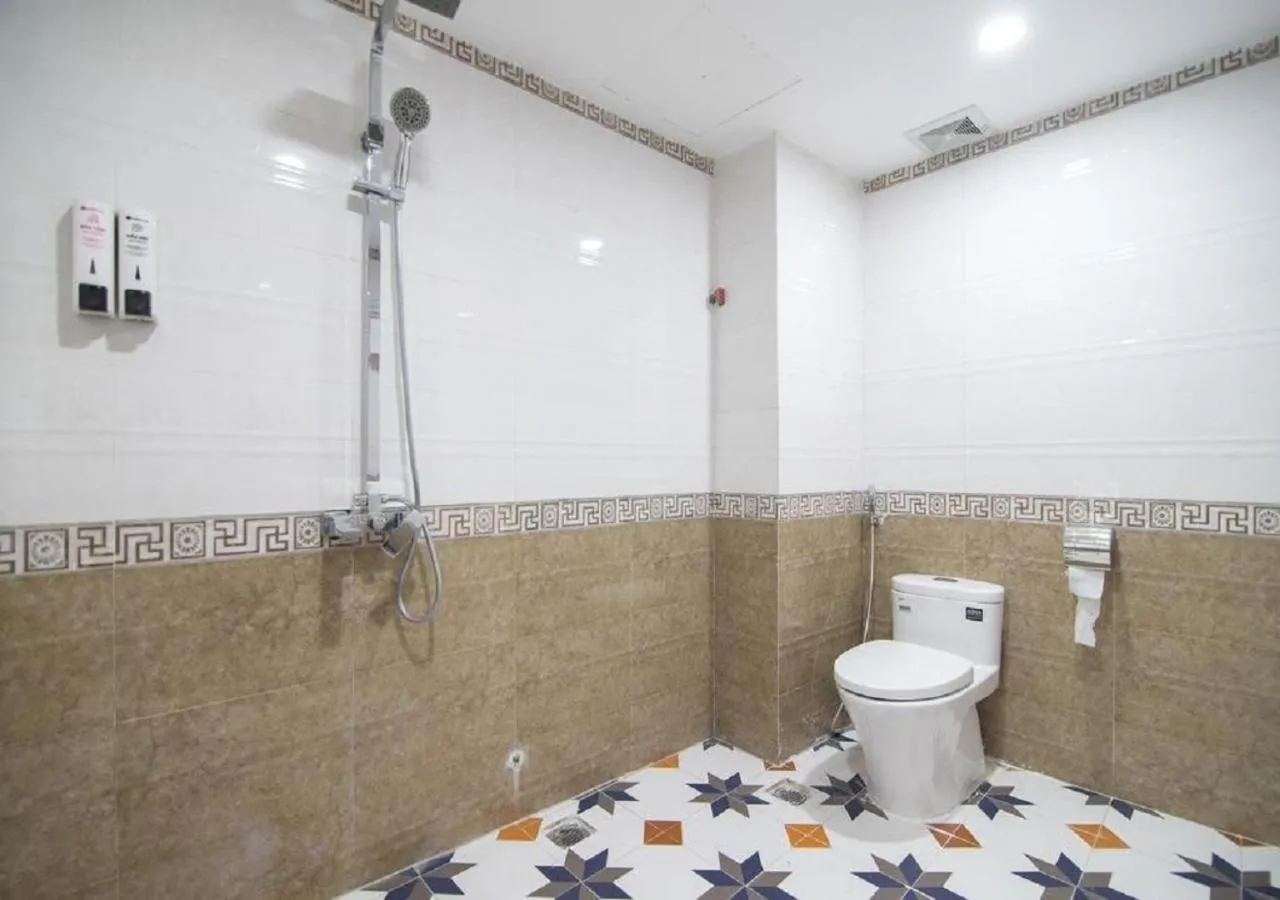 Shower in QUEEN'S Hotel