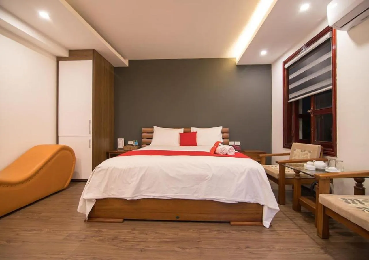 Bedroom in QUEEN'S Hotel