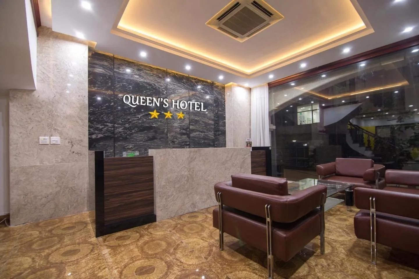 Lobby or reception in QUEEN'S Hotel