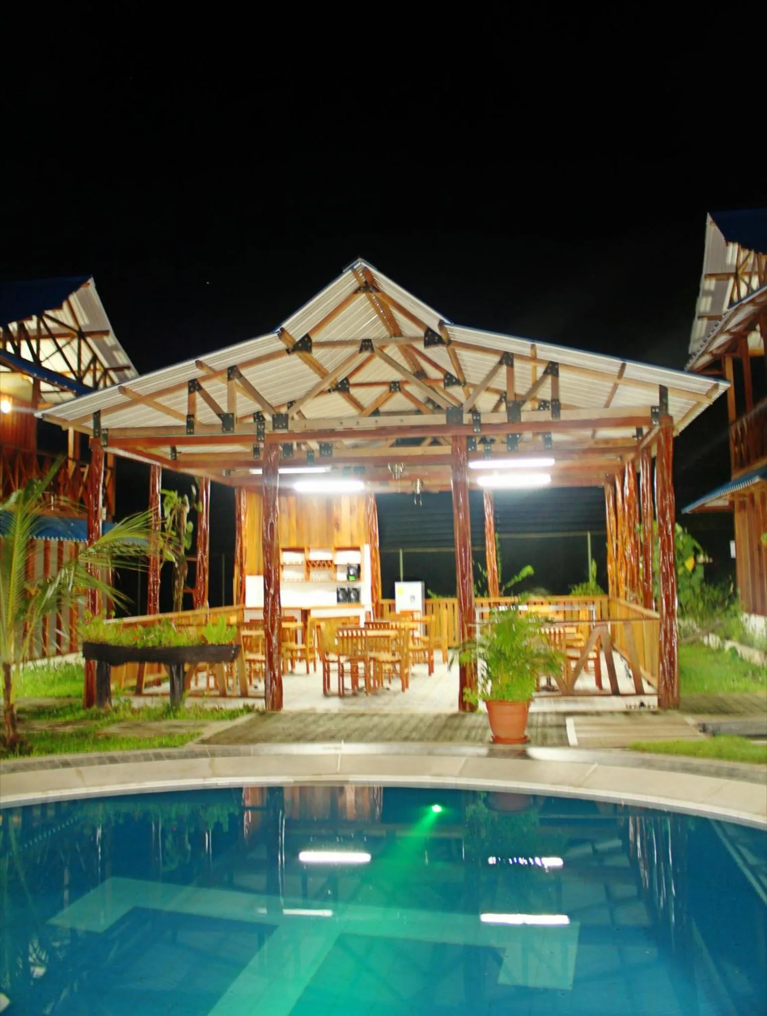 Restaurant/places to eat in Hotel Utüane