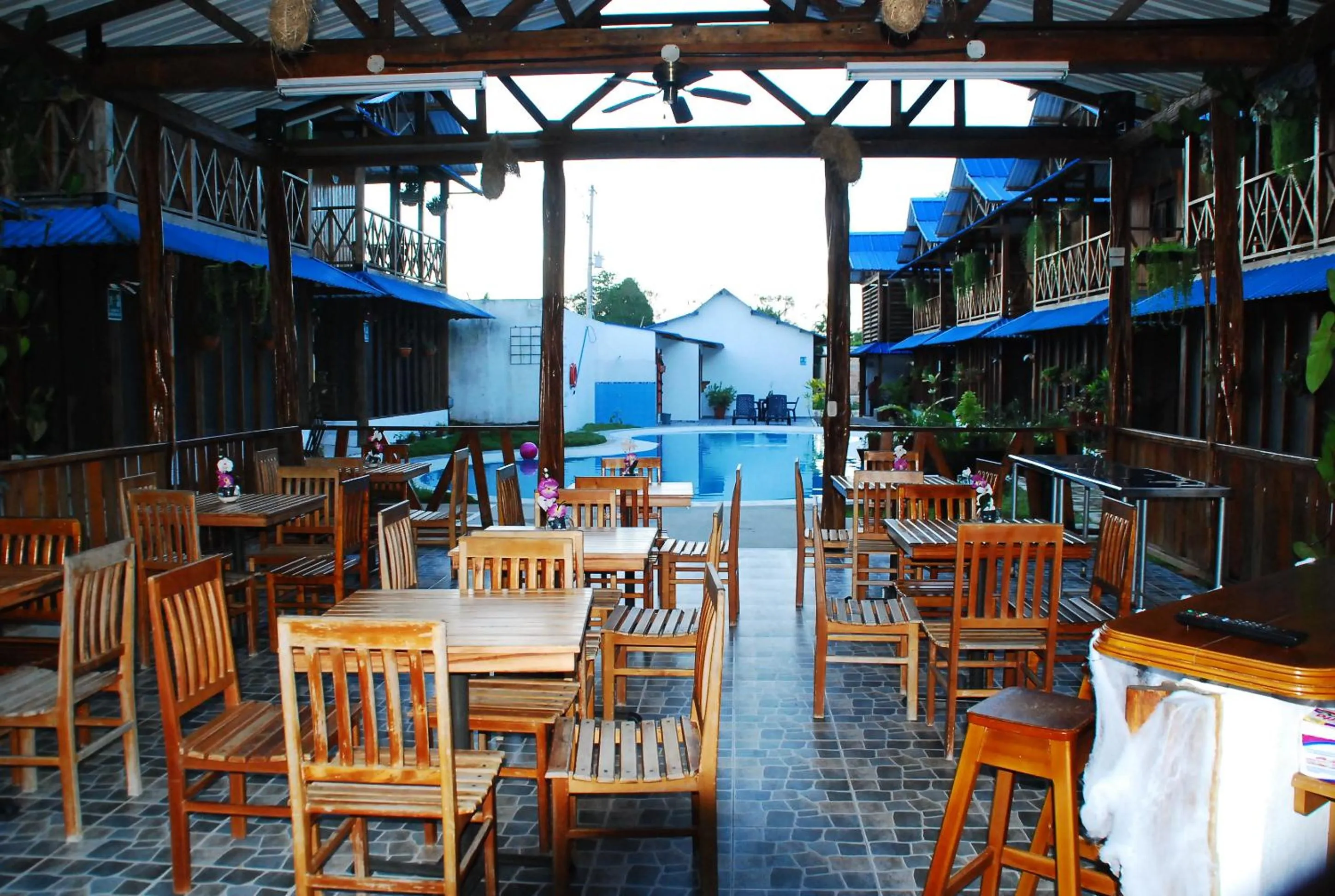 Restaurant/places to eat in Hotel Utüane