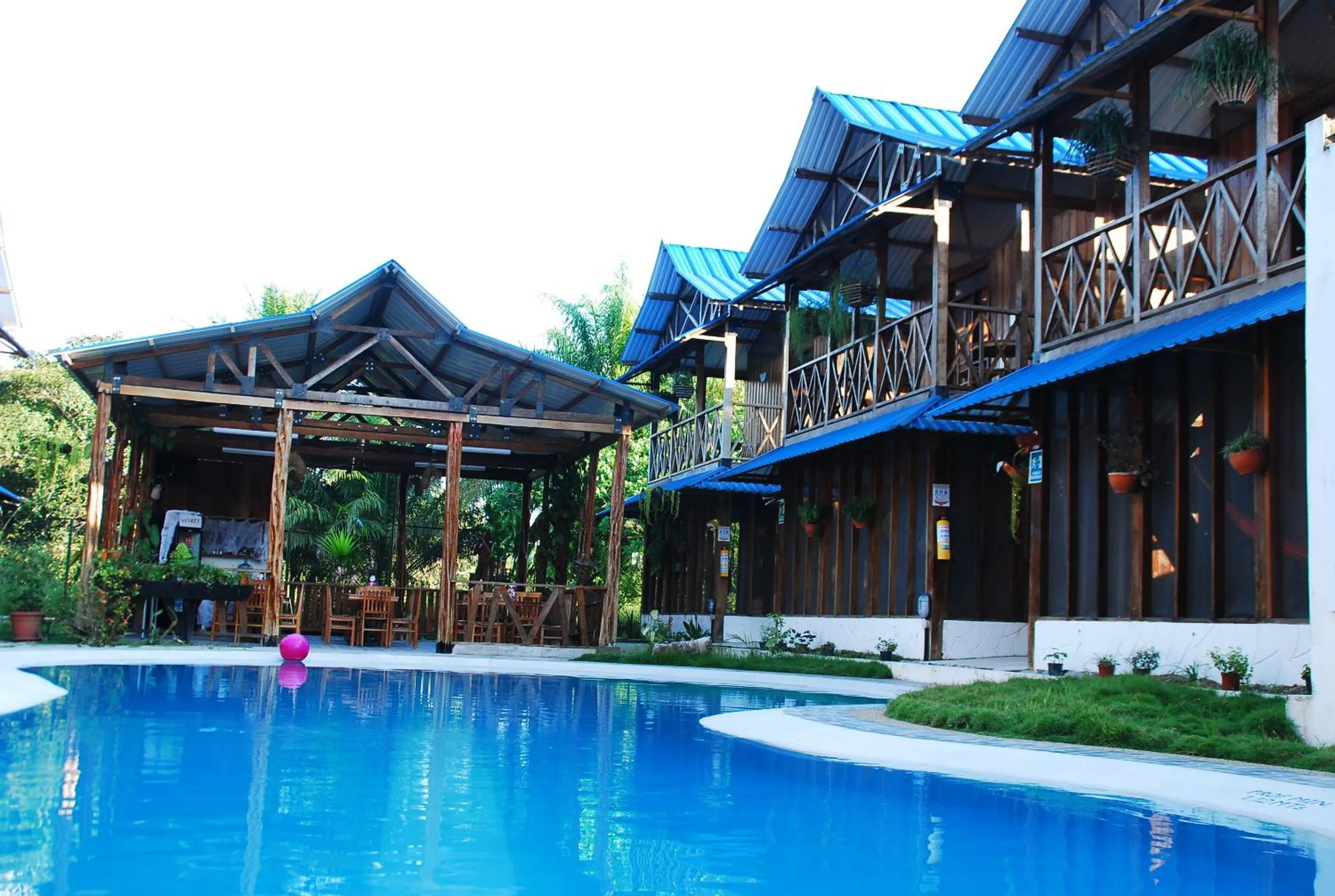 Swimming pool in Hotel Utüane
