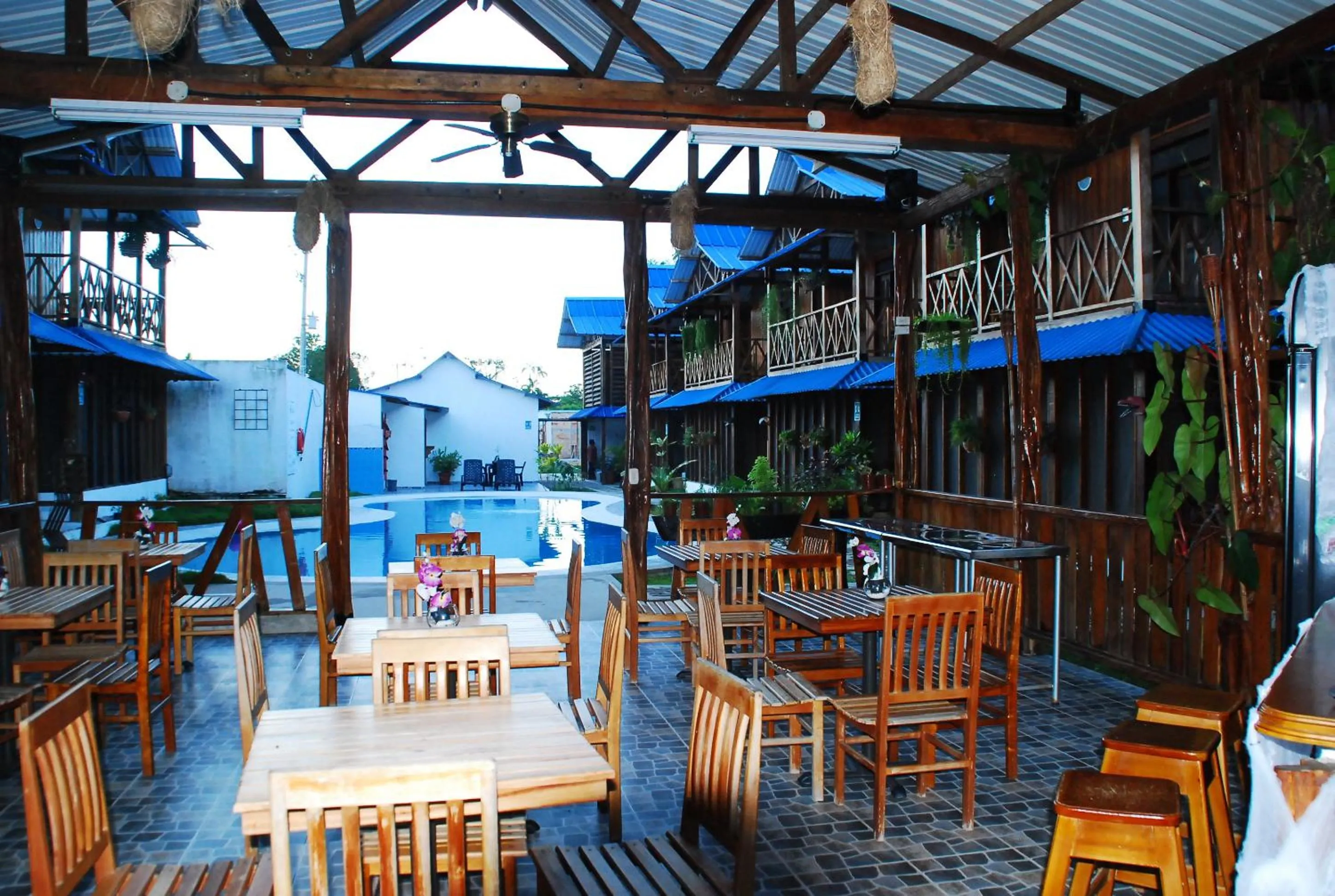 Restaurant/places to eat in Hotel Utüane