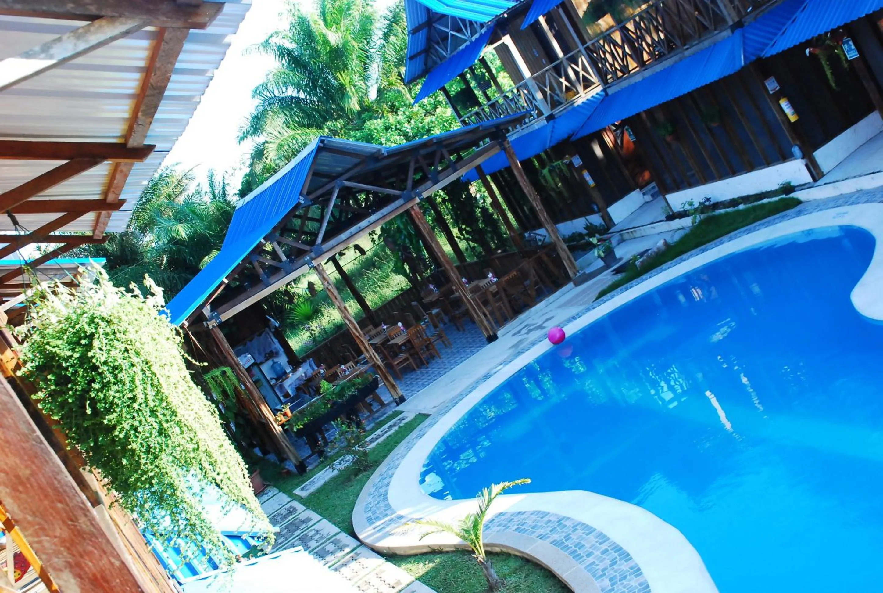 Swimming pool in Hotel Utüane