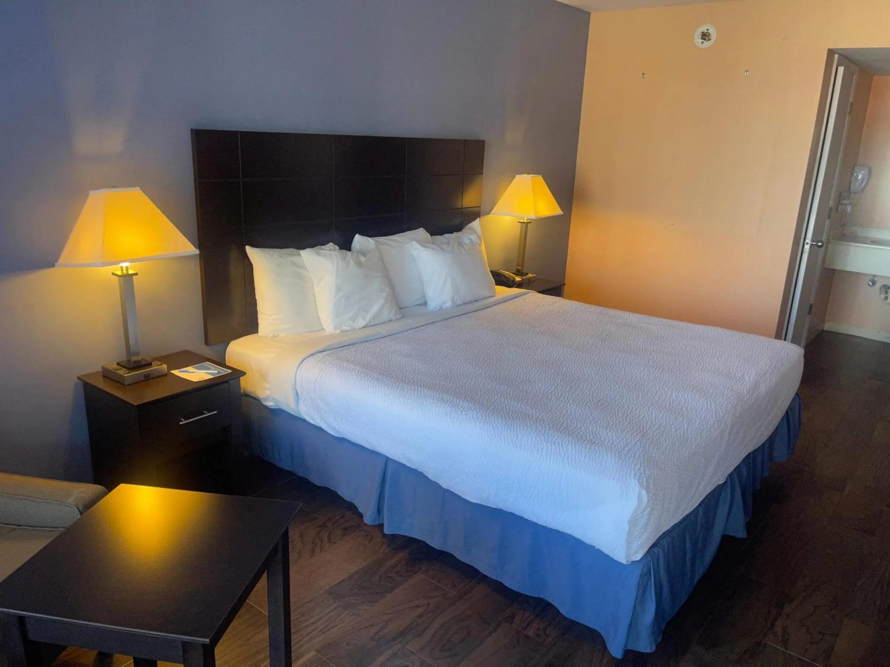 Bedroom, Bed in Rodeway Inn Davenport-Champions Gate