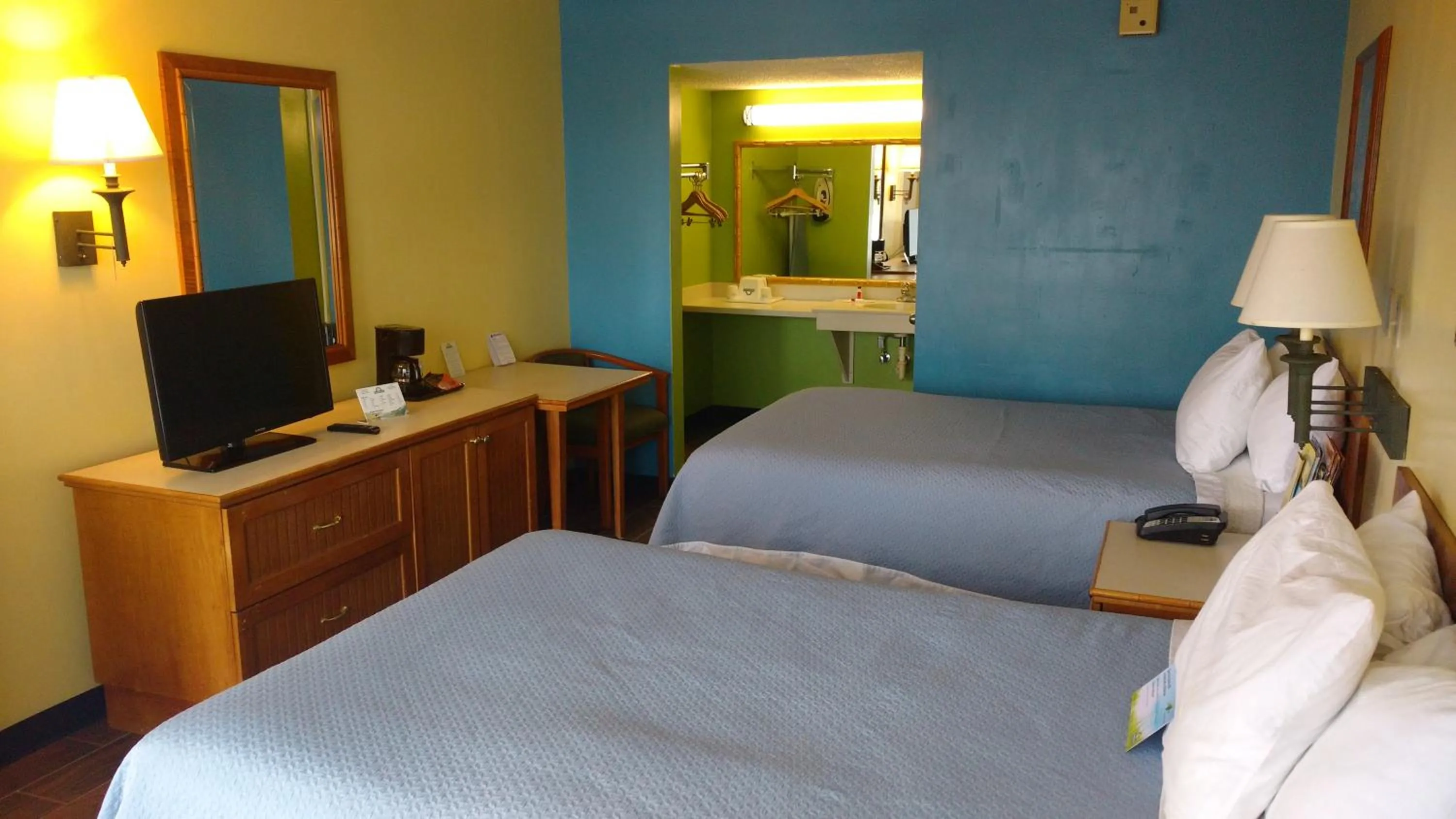 Decorative detail, Bed in Rodeway Inn Davenport-Champions Gate