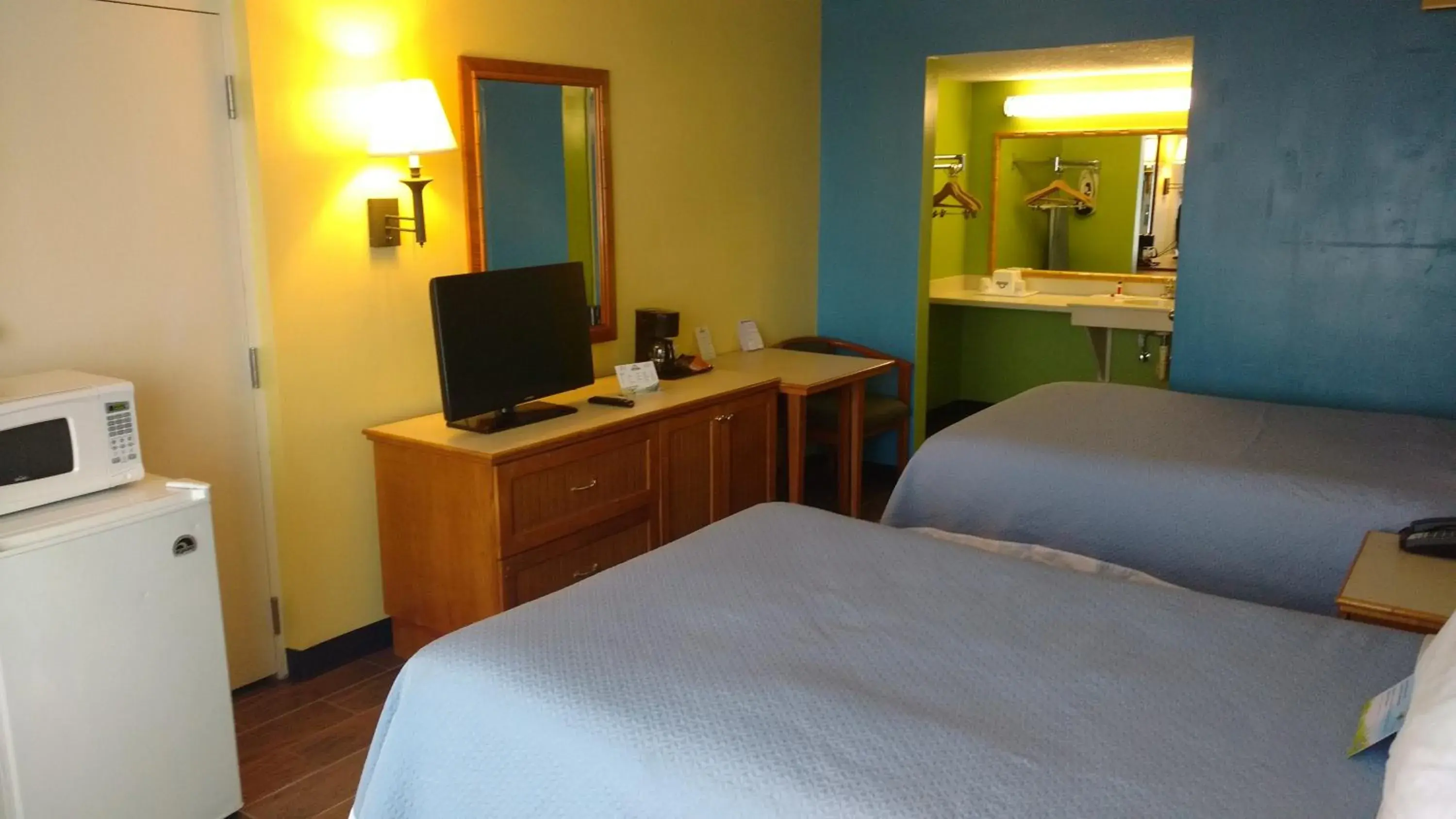 Standard Room with Two Double Beds - Smoking in Rodeway Inn Davenport-Champions Gate Standard Room with Two Double Beds - Smoking in Rodeway Inn Davenport-Champions Gate