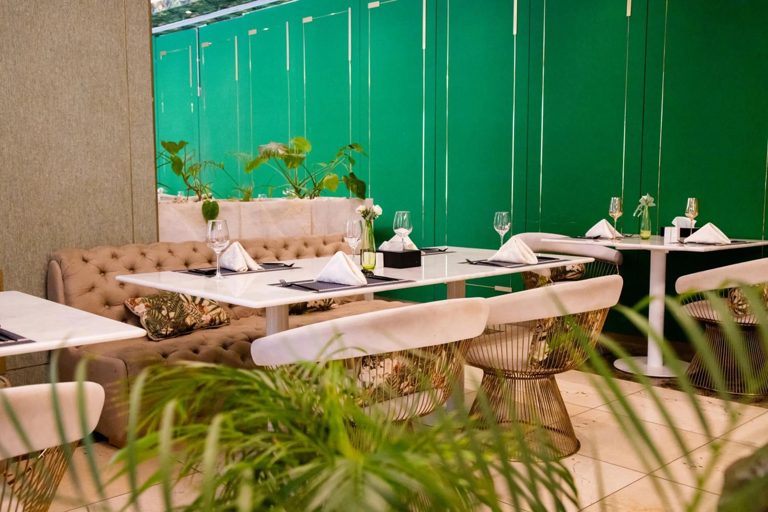 Restaurant/places to eat in Number One Oxford Street Hotel & Suites