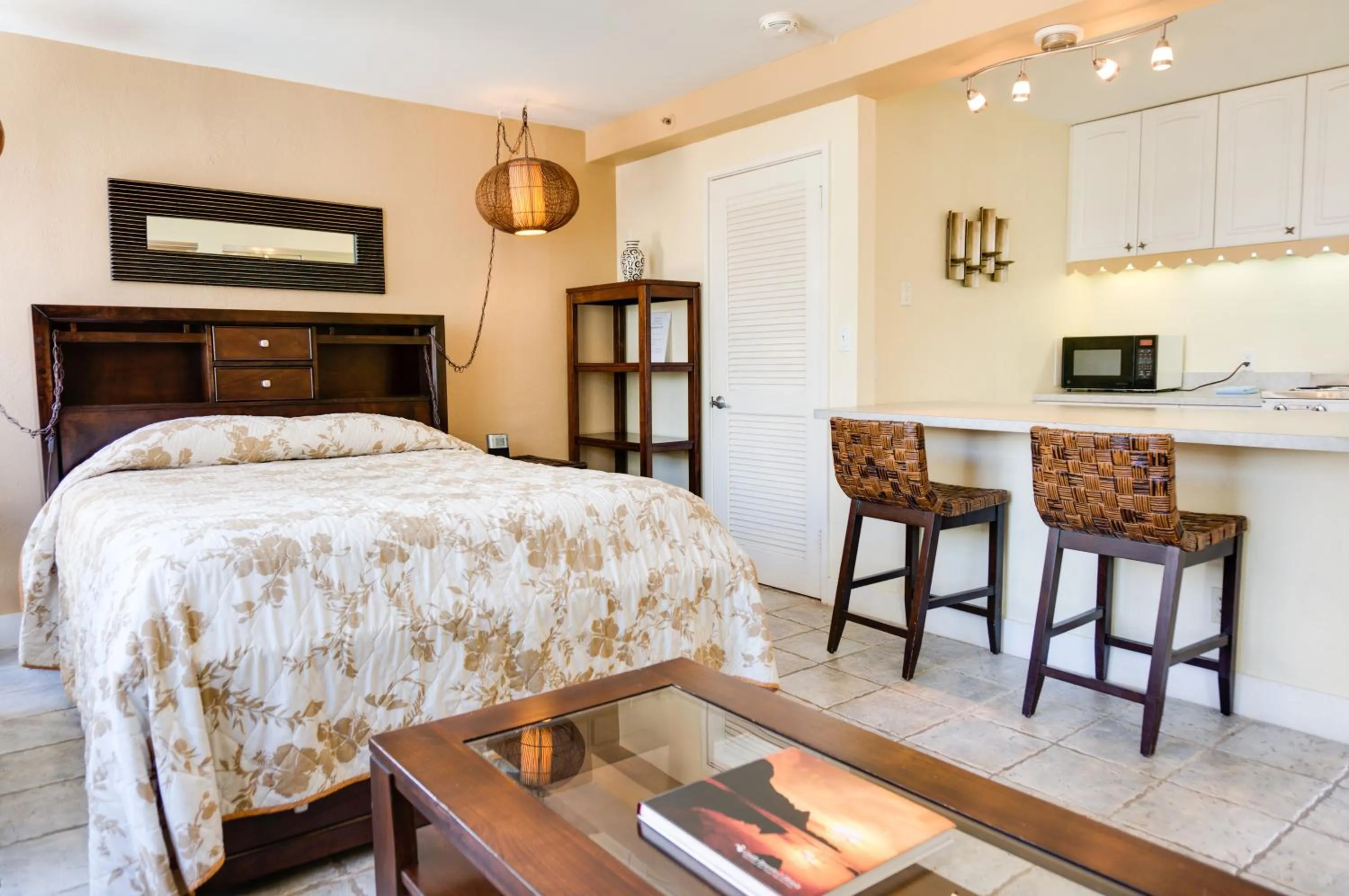 Photo of the whole room, Bed in Castle at Waikīkī Grand