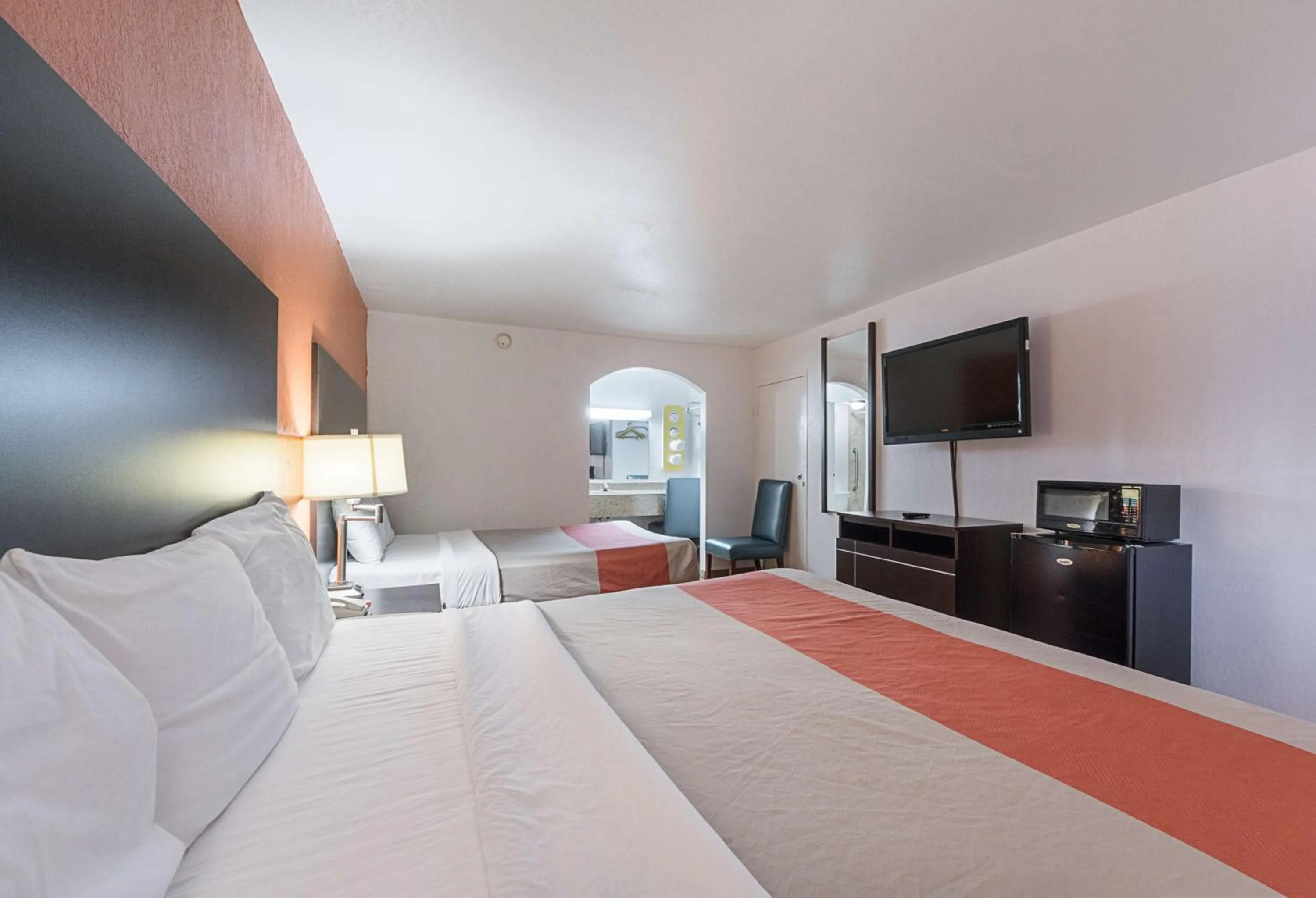 Photo of the whole room, Bed in Motel 6 San Antonio TX I10 West