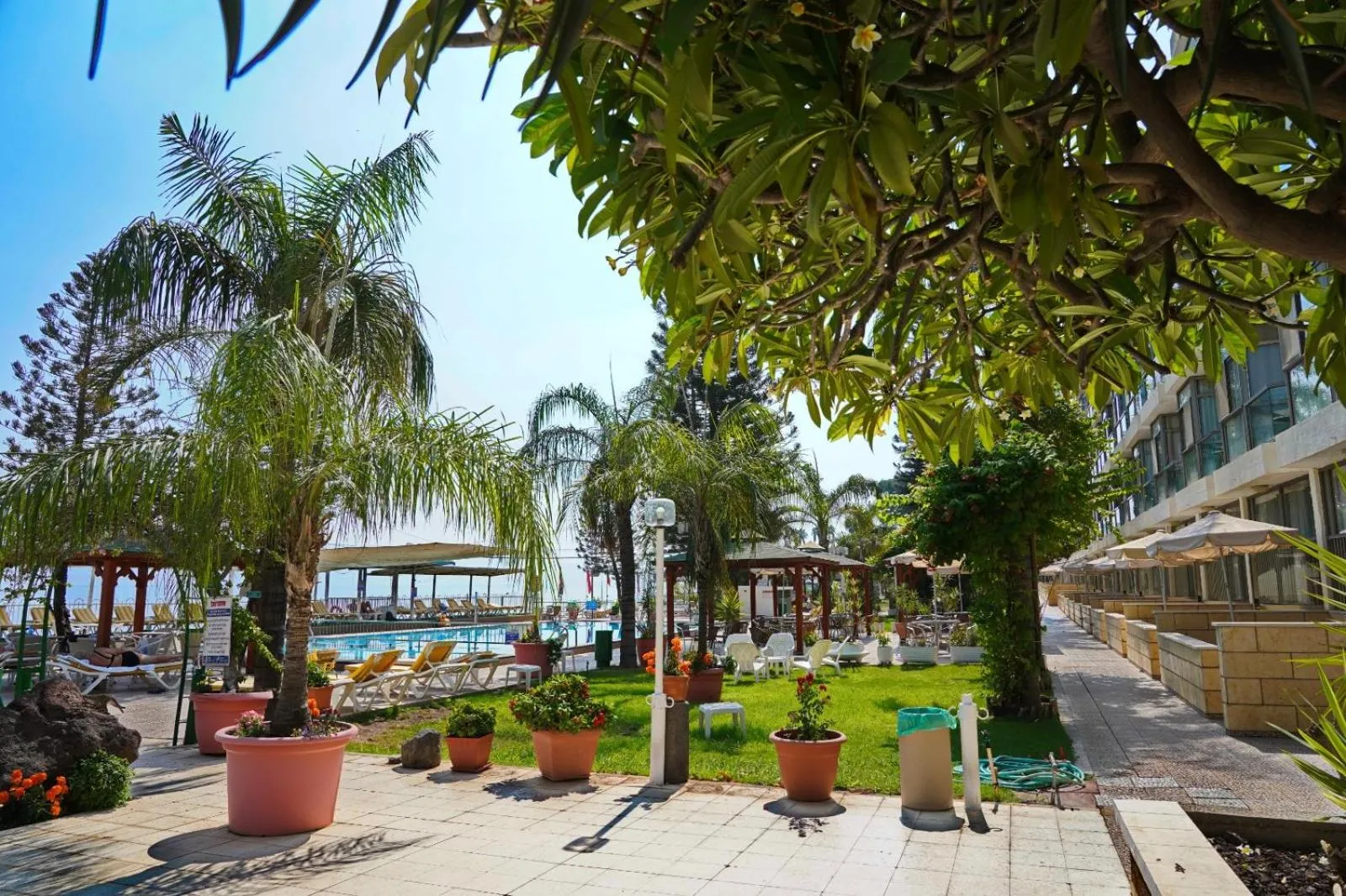Ron Beach Hotel