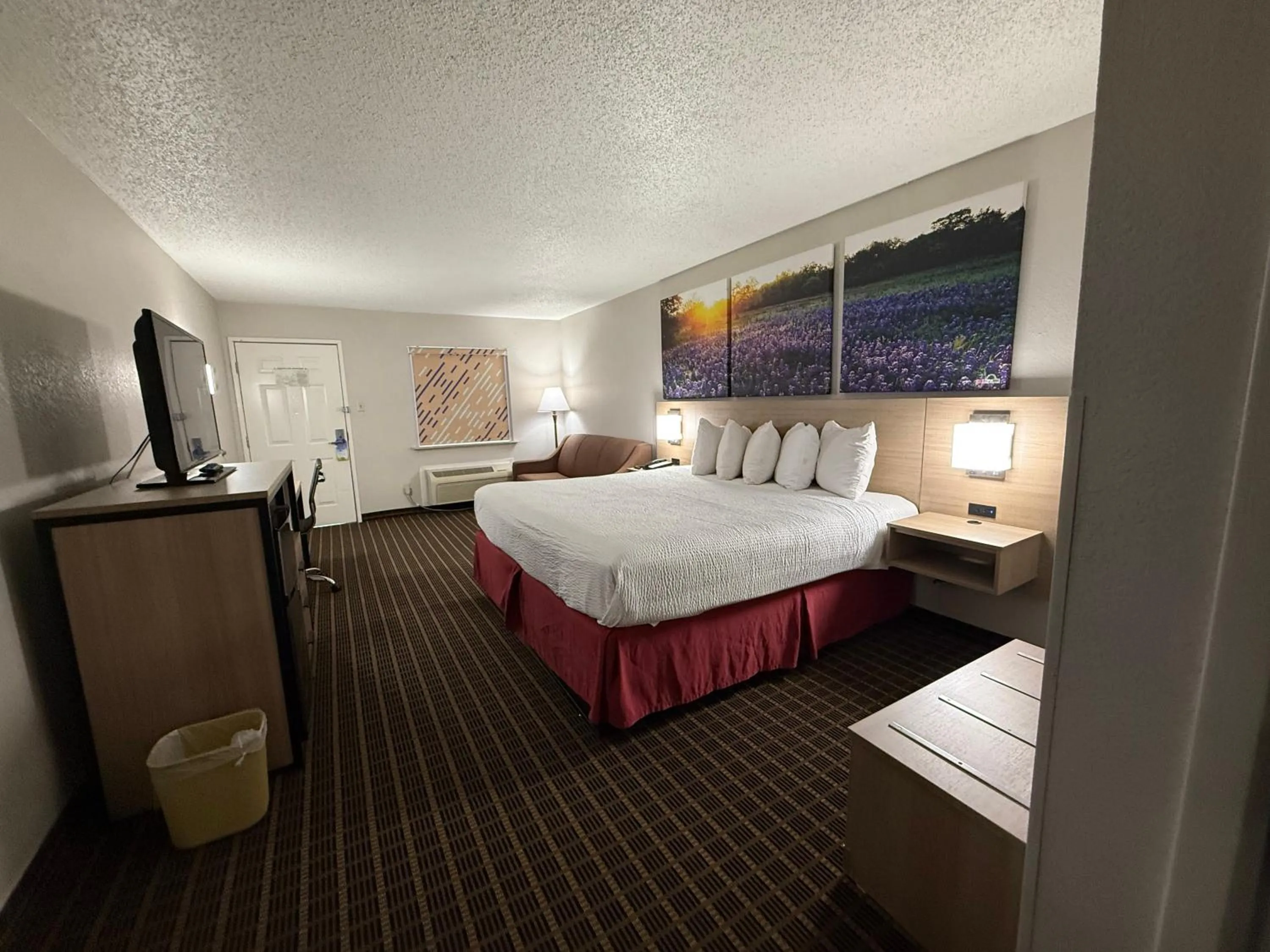 Photo of the whole room, Bed in Days Inn by Wyndham San Antonio Interstate Hwy 35 North