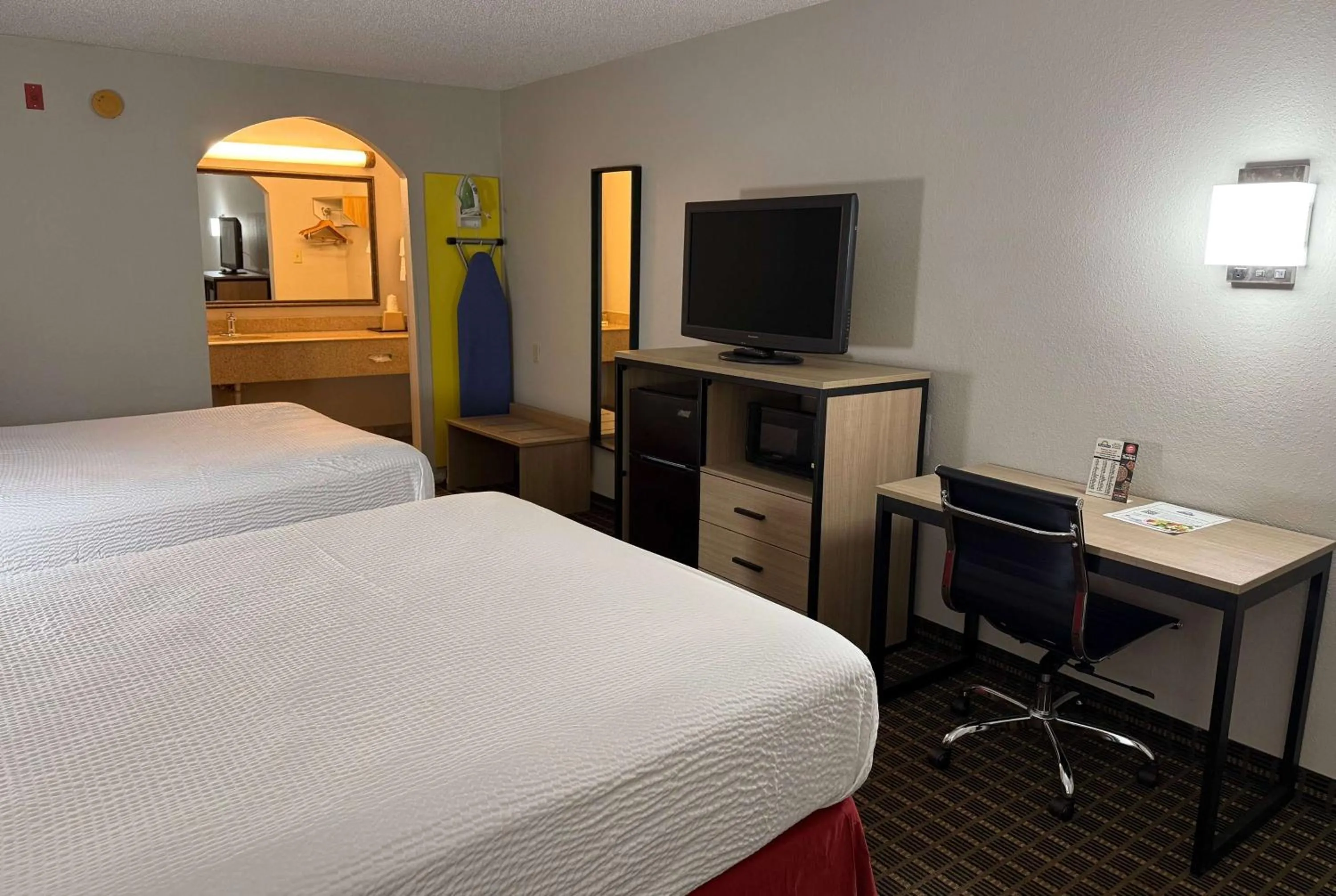 Photo of the whole room, Bed in Days Inn by Wyndham San Antonio Interstate Hwy 35 North