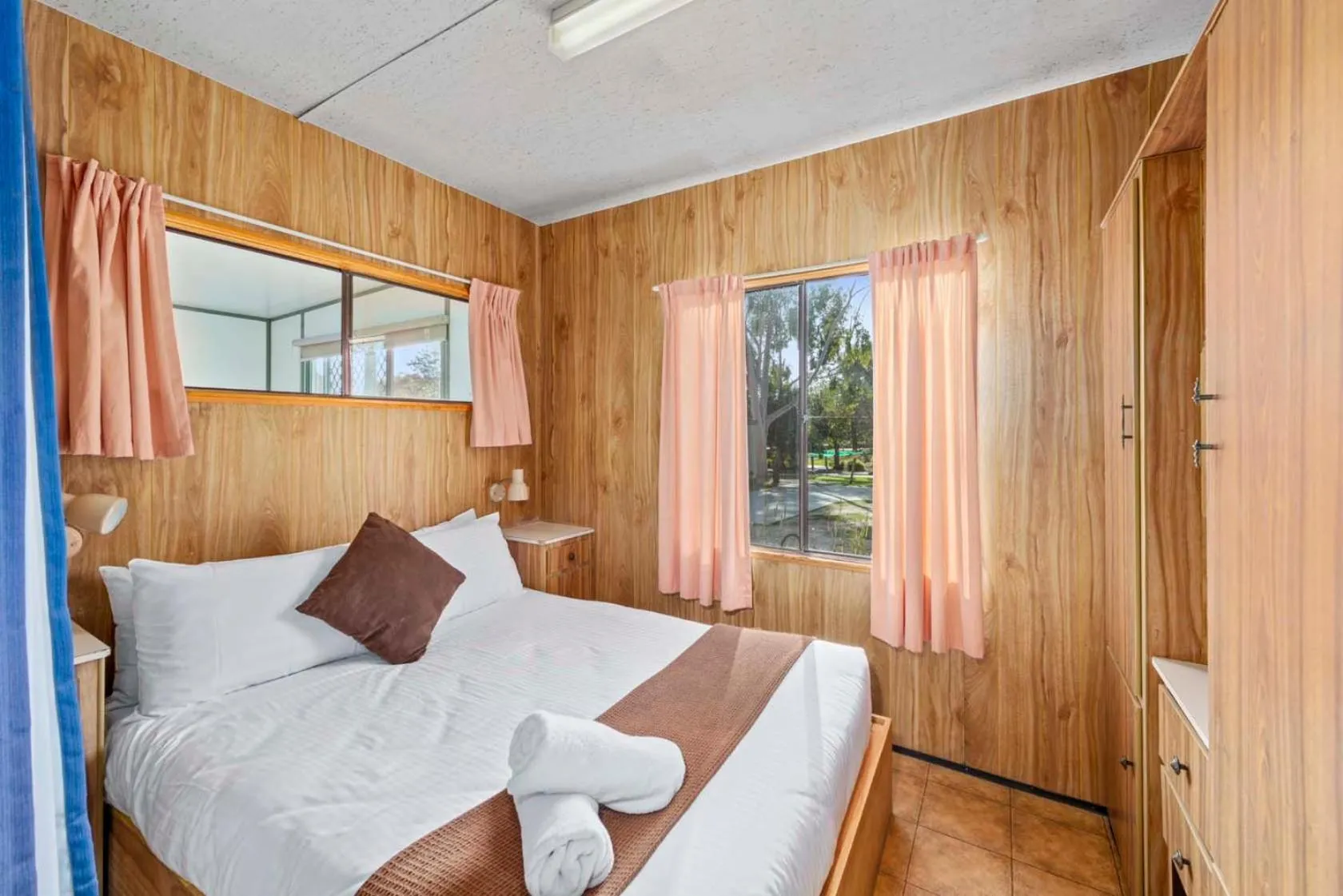 Bed in Lake Hume Holiday Park