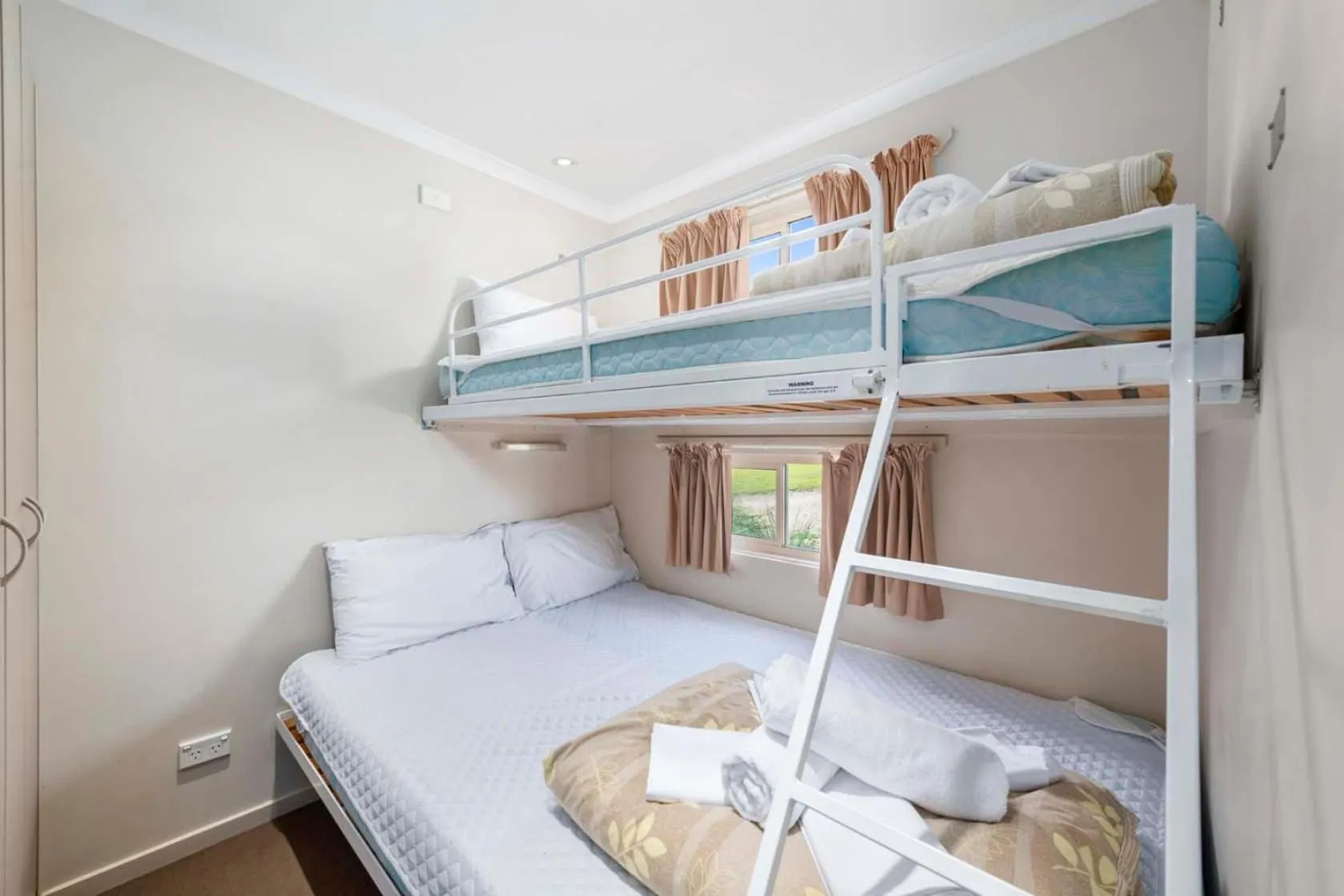 Bed in Lake Hume Holiday Park