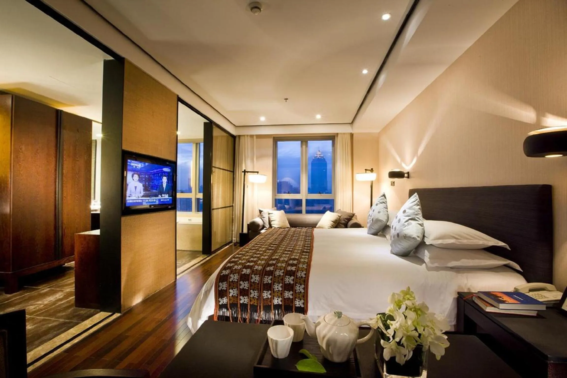 Photo of the whole room, Bed in SSAW Boutique Hotel Hefei Intime Centre