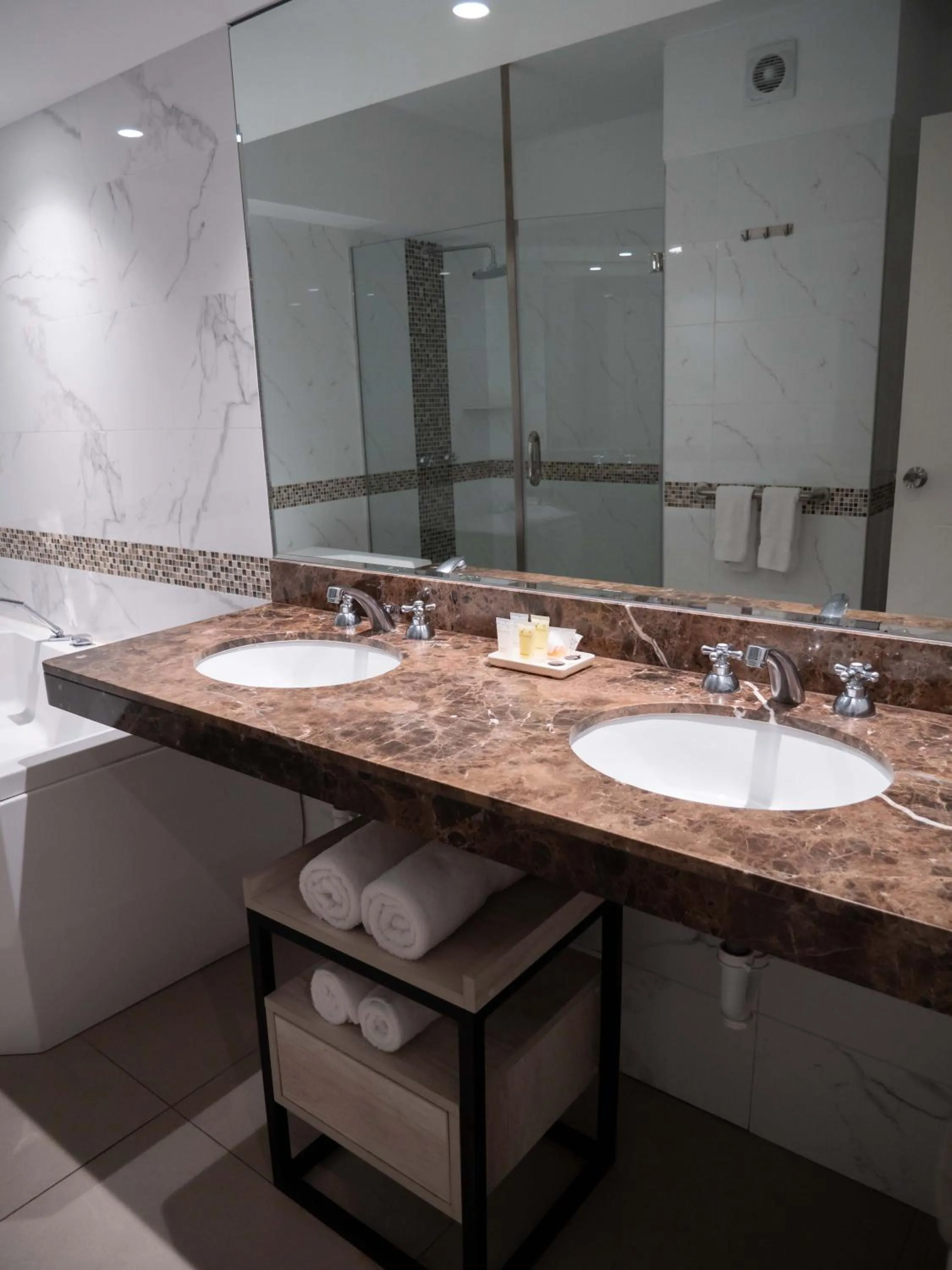 Bathroom in Hotel Britania Crystal Collection