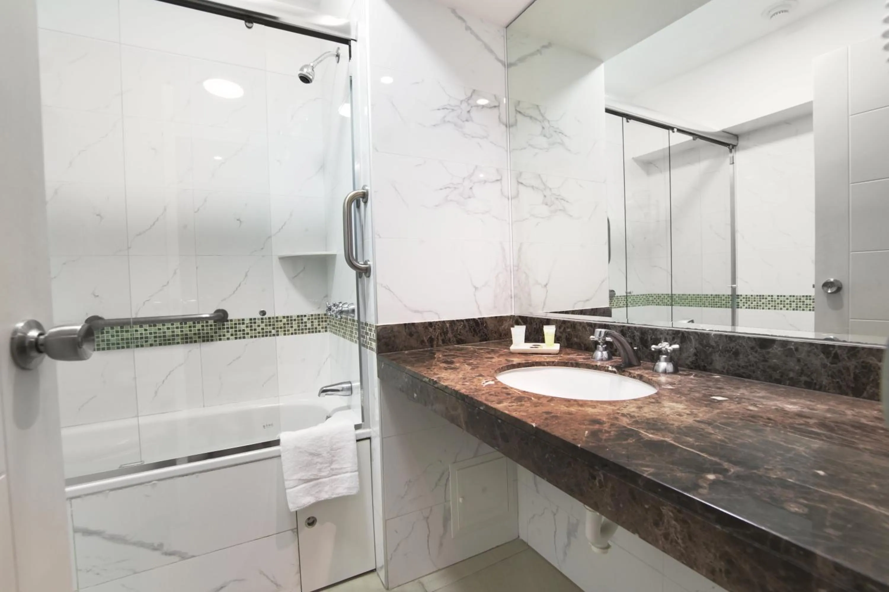 Shower in Hotel Britania Crystal Collection