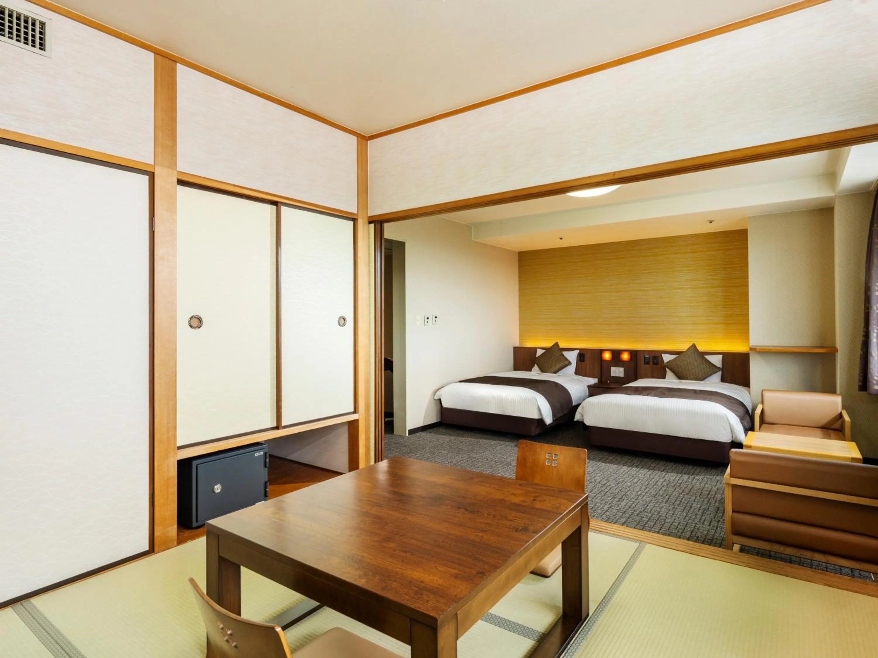 Photo of the whole room, Bed in KAMENOI HOTEL Yamato Heguri