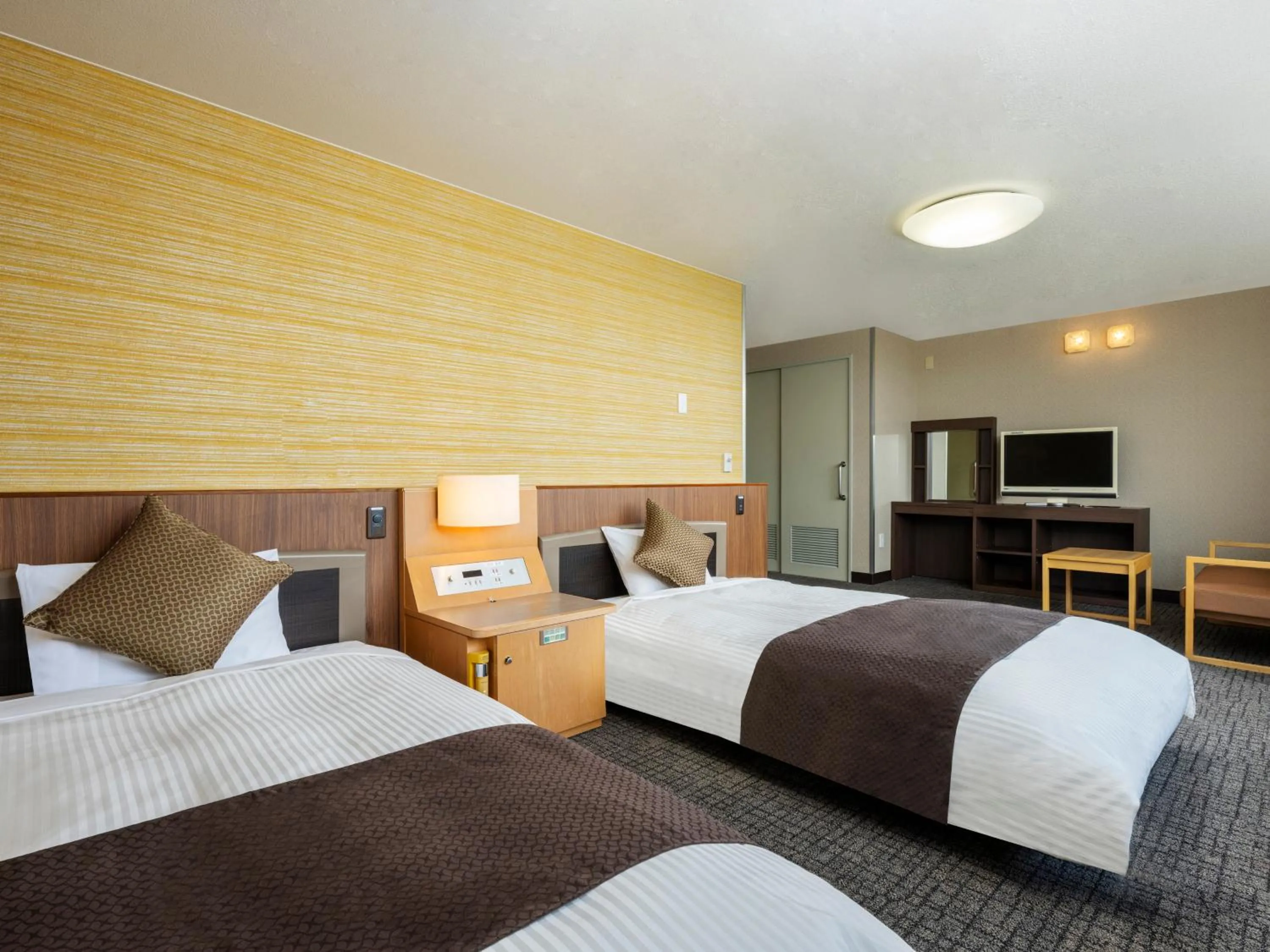 Photo of the whole room, Bed in KAMENOI HOTEL Yamato Heguri