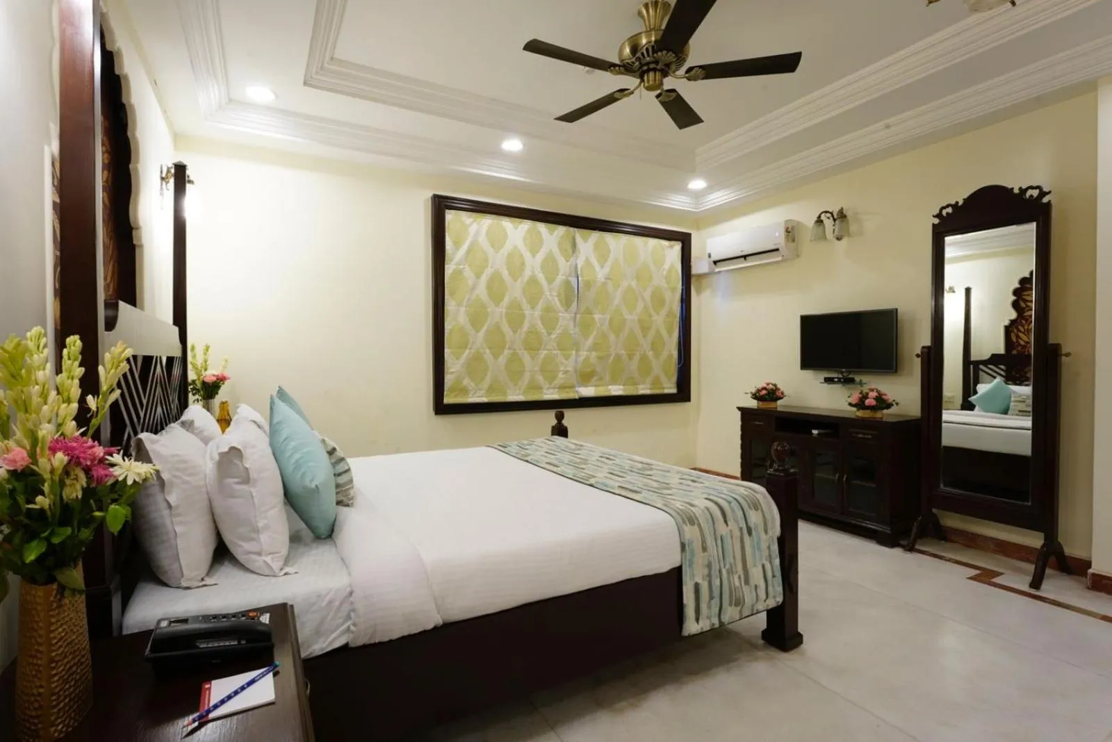 Bedroom, Bed in Shree Vallabh Vilas Lords Plaza Nathdwara - Pure Veg