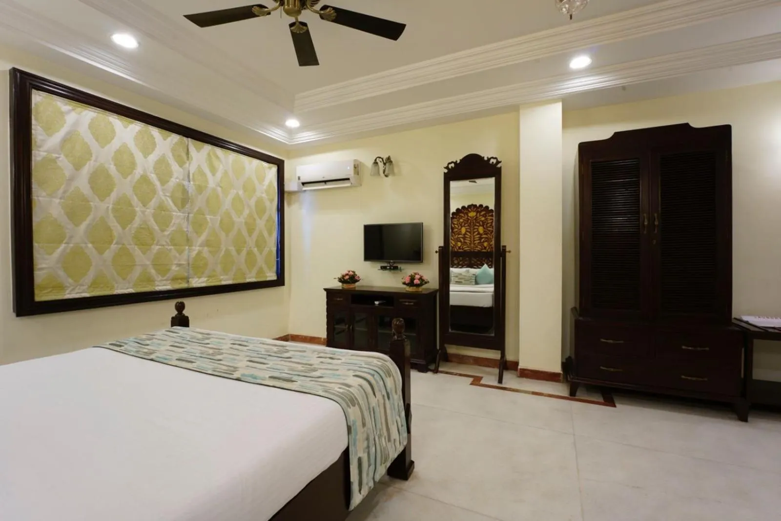 Bedroom, Bed in Shree Vallabh Vilas Lords Plaza Nathdwara - Pure Veg