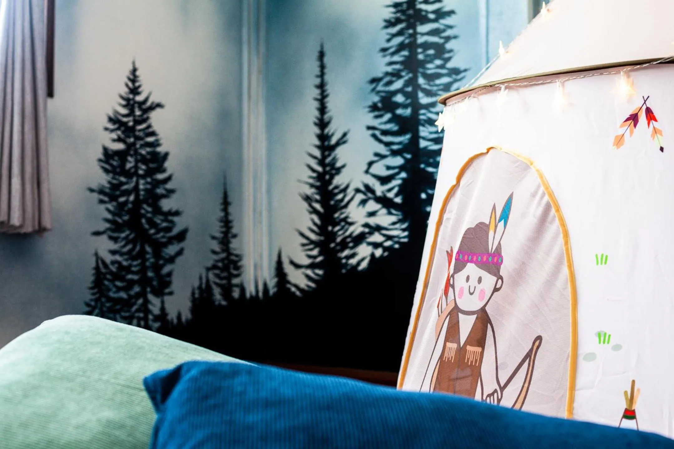 Decorative detail, Bed in Baan Suan Krung Kao