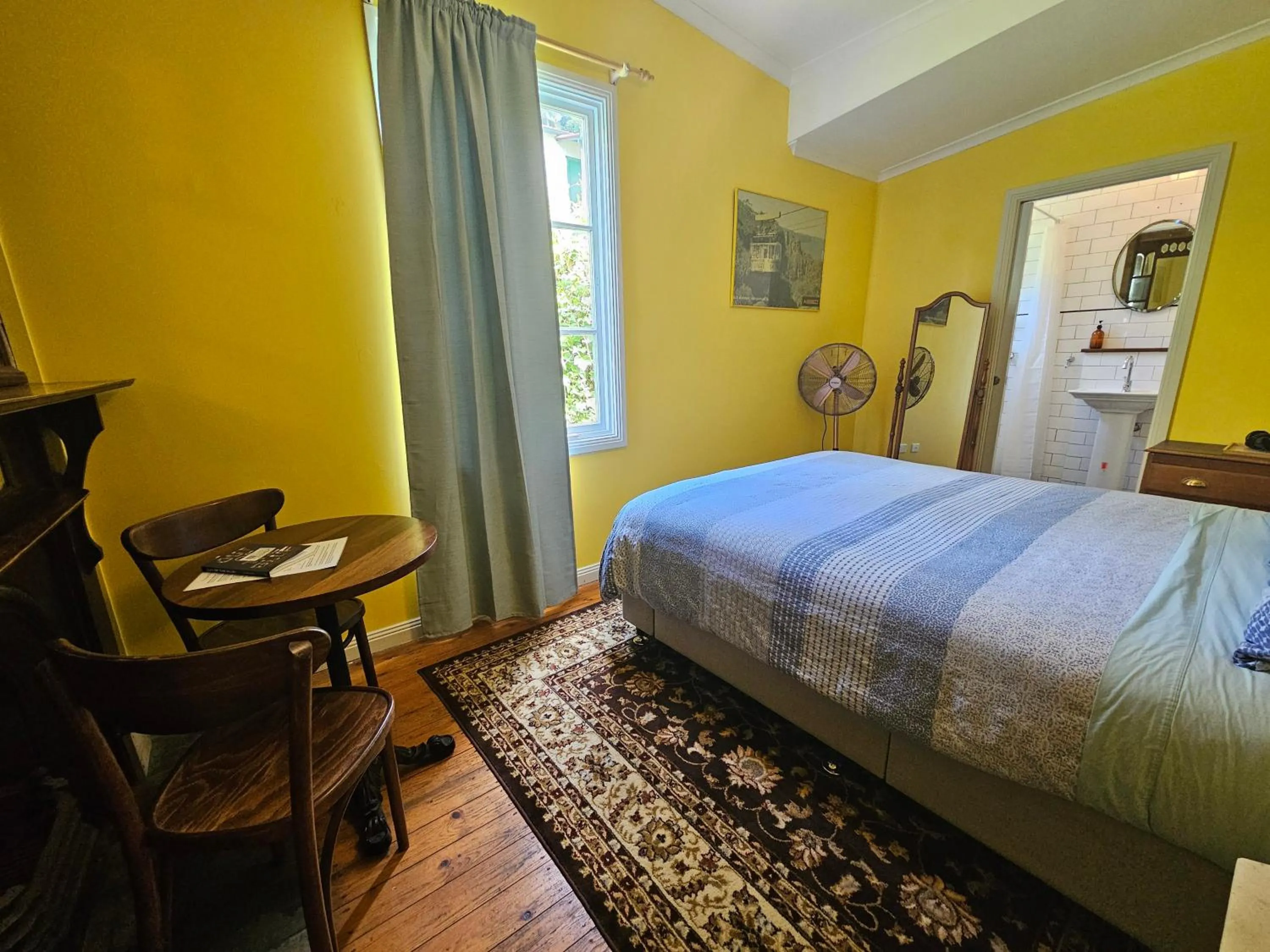 Photo of the whole room, Bed in No14 Lovel St