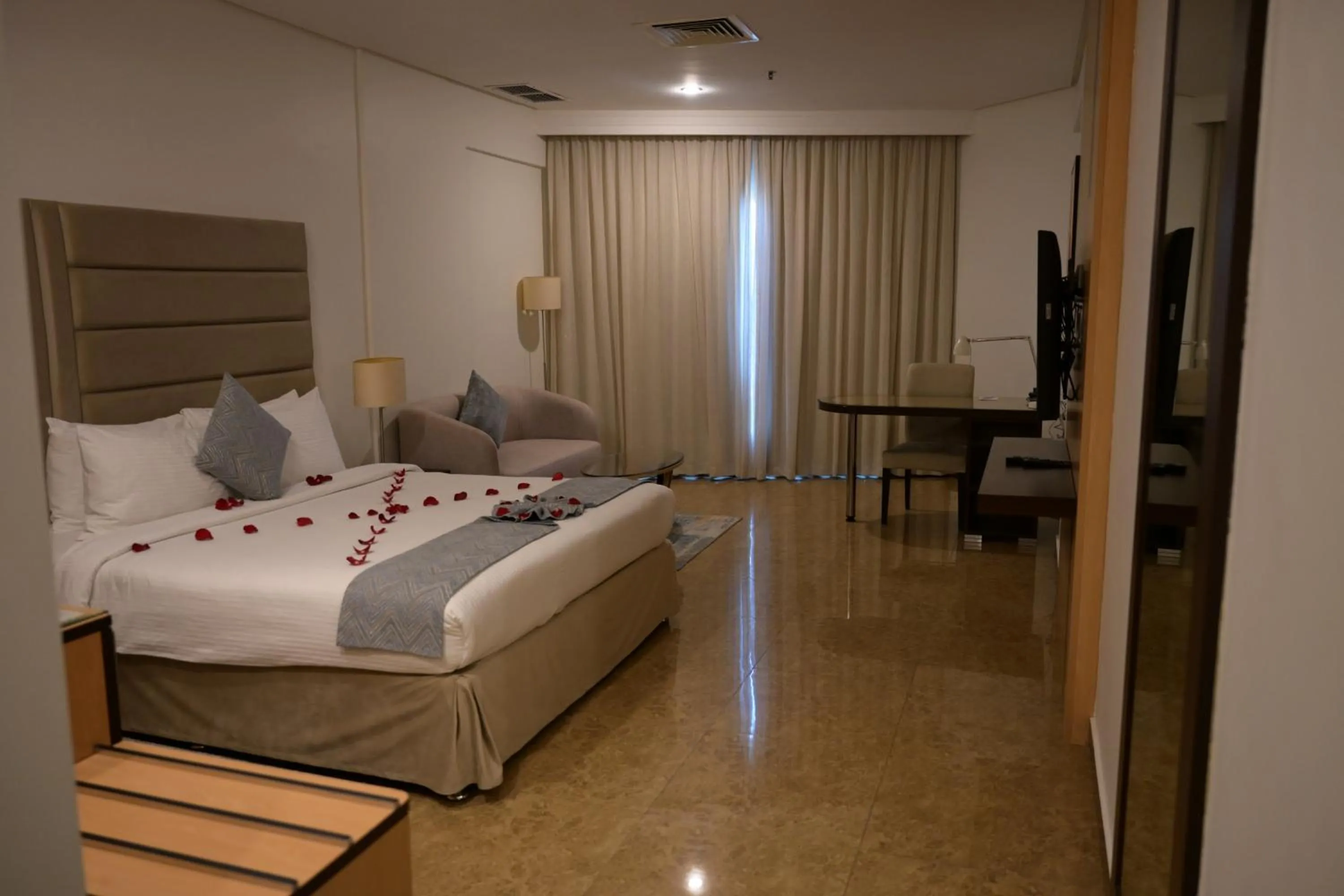 Bedroom, Bed in Best Western Plus Mahboula