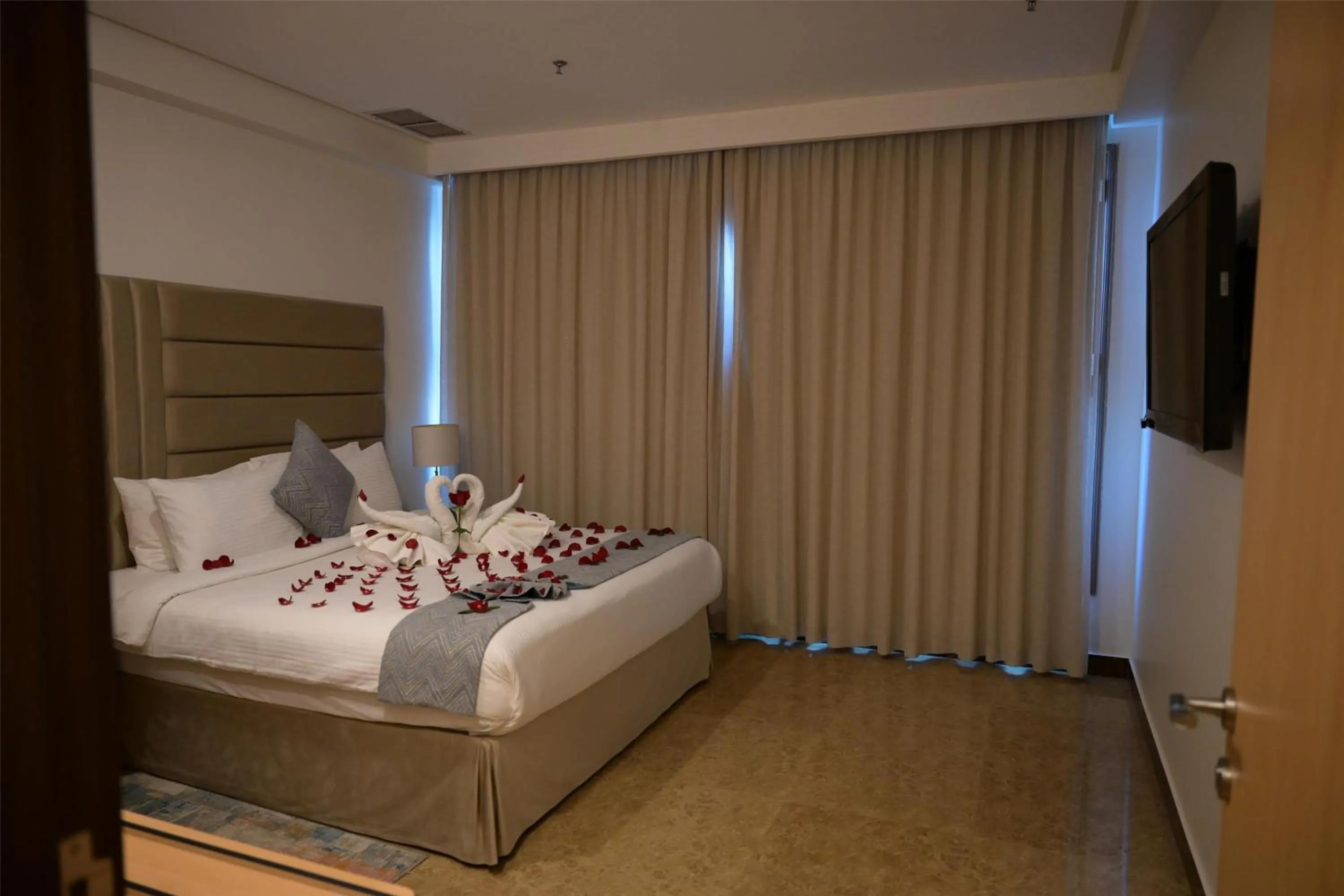 Kitchen or kitchenette, Bed in Best Western Plus Mahboula