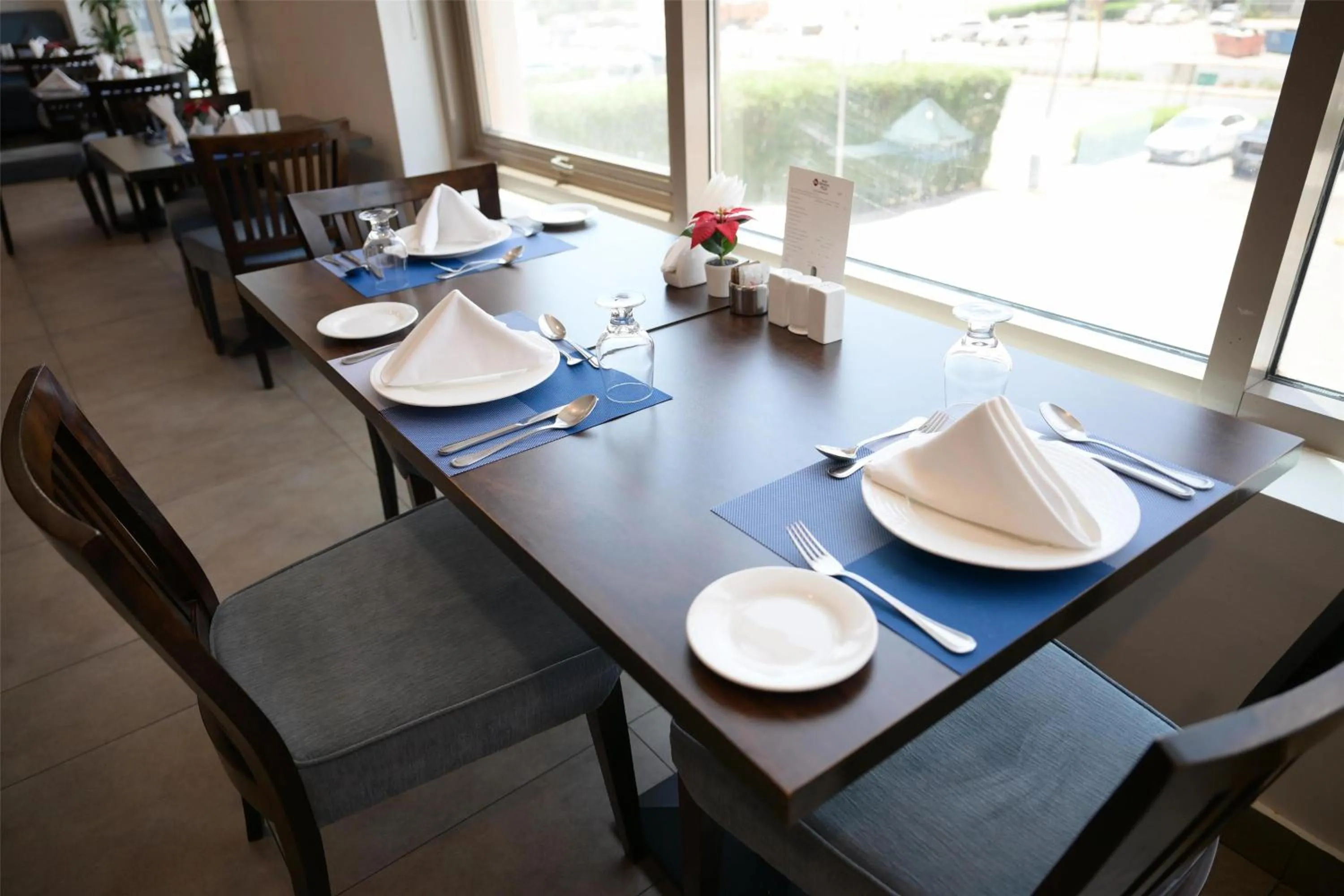 Restaurant/places to eat in Best Western Plus Mahboula